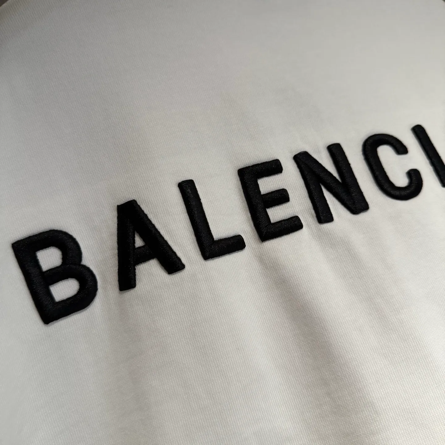 🅿️320 [Strict quality control] Balenciaga 25ss logo embroidered long-sleeved T-shirt. The fabric is made of custom-dyed 100% pure cotton double-ply fabric. 420g garment wash. Front and rear panel embroidery. Front panel post-garment washing process. Custom hardware. Thread. Accessories. Matching. Same style for men and women. Color: black/off-white/white. Size: M-2xl