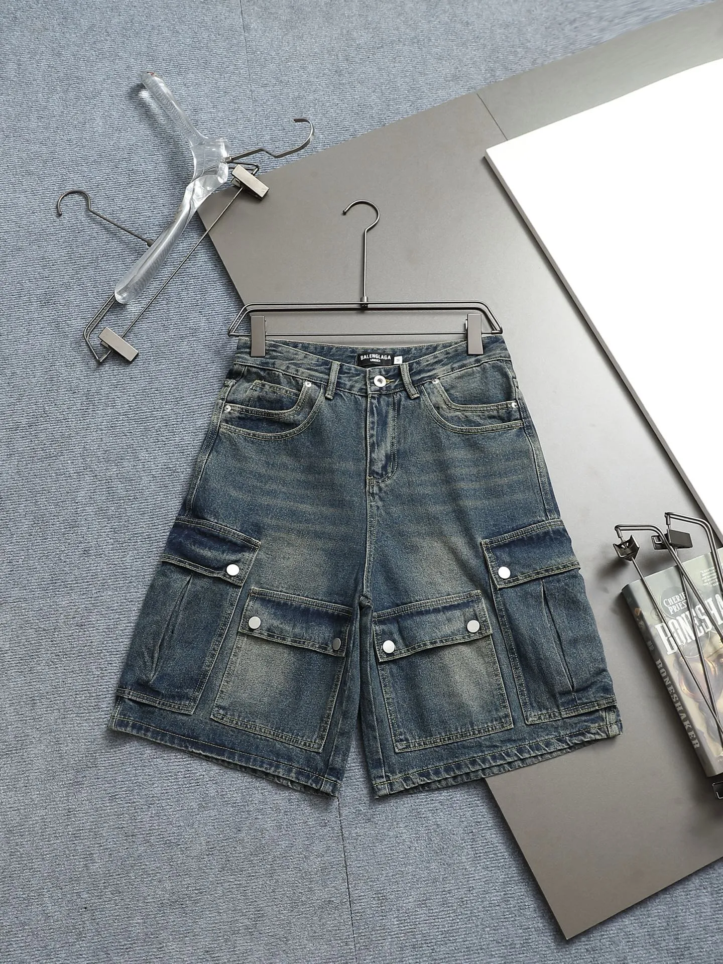 🅿️220 spring and summer Balenciaga 25 popular black heavy-duty new men's denim shorts, exclusive for sale, fashionable and elegant, heavy craftsmanship design. Selected imported heavyweight denim non-elastic fabric 14 Ans 100% cotton denim, using original color yeast washing process, softened by washing water. The upper body is very comfortable and drapey. It is matched with Balenciaga's latest printing. Equipped with counter hardware decoration. Customized leather label. Exquisite stitching. New denim direct-injection printing process. The main silhouette design is very fashionable and trendy. The fabric is comfortable and breathable after heavy washing. The stable color is the same style for men and women. It is definitely a super cool item that can be worn every day! Same style for men and women Color: black light blue Size: M L XL XXL