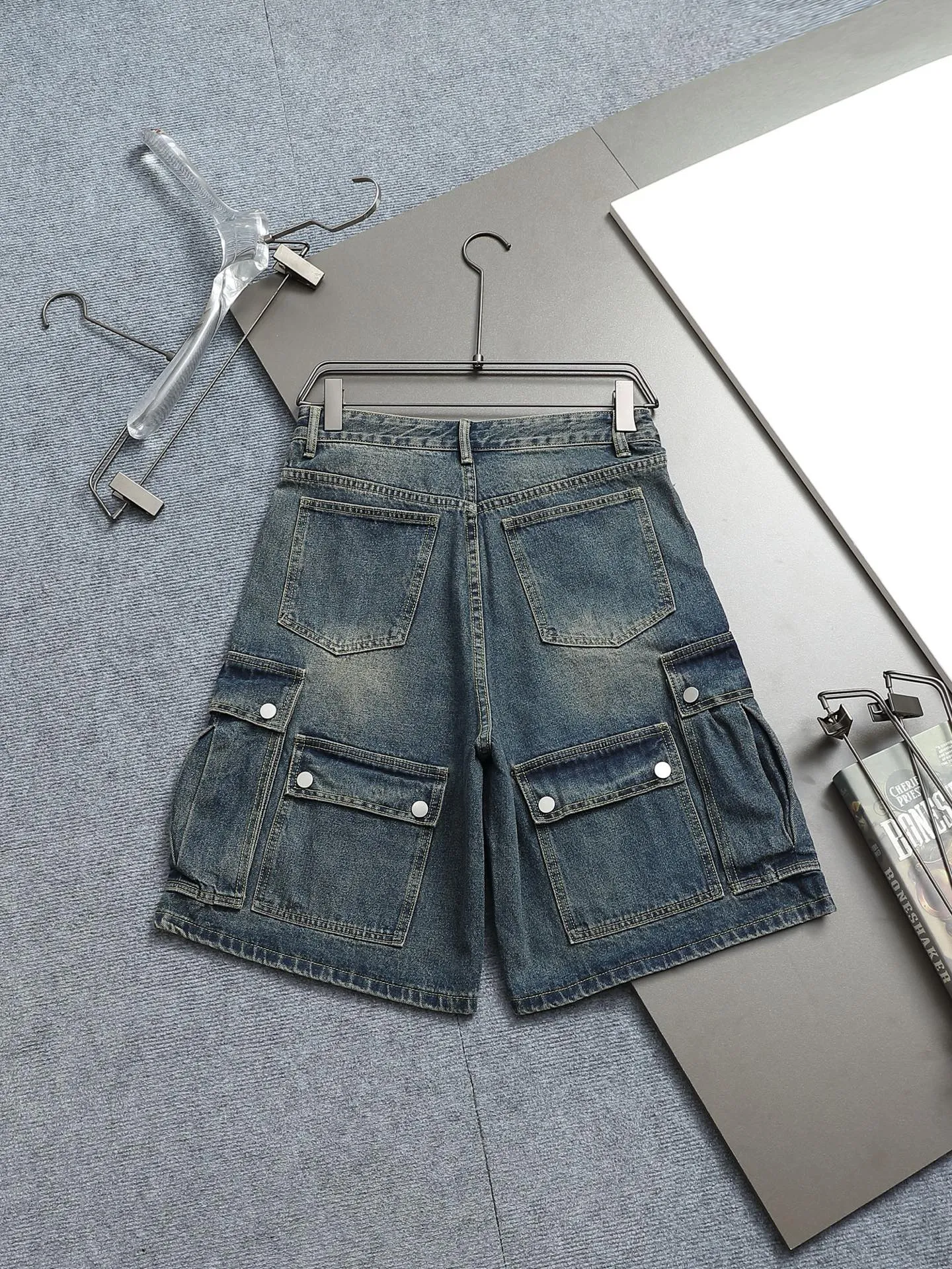 🅿️220 spring and summer Balenciaga 25 popular black heavy-duty new men's denim shorts, exclusive for sale, fashionable and elegant, heavy craftsmanship design. Selected imported heavyweight denim non-elastic fabric 14 Ans 100% cotton denim, using original color yeast washing process, softened by washing water. The upper body is very comfortable and drapey. It is matched with Balenciaga's latest printing. Equipped with counter hardware decoration. Customized leather label. Exquisite stitching. New denim direct-injection printing process. The main silhouette design is very fashionable and trendy. The fabric is comfortable and breathable after heavy washing. The stable color is the same style for men and women. It is definitely a super cool item that can be worn every day! Same style for men and women Color: black light blue Size: M L XL XXL