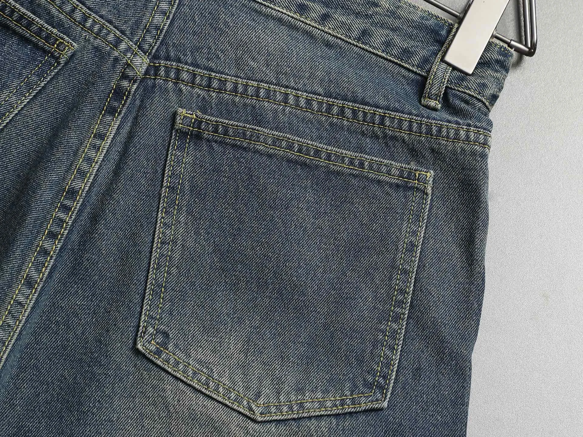 🅿️220 spring and summer Balenciaga 25 popular black heavy-duty new men's denim shorts, exclusive for sale, fashionable and elegant, heavy craftsmanship design. Selected imported heavyweight denim non-elastic fabric 14 Ans 100% cotton denim, using original color yeast washing process, softened by washing water. The upper body is very comfortable and drapey. It is matched with Balenciaga's latest printing. Equipped with counter hardware decoration. Customized leather label. Exquisite stitching. New denim direct-injection printing process. The main silhouette design is very fashionable and trendy. The fabric is comfortable and breathable after heavy washing. The stable color is the same style for men and women. It is definitely a super cool item that can be worn every day! Same style for men and women Color: black light blue Size: M L XL XXL