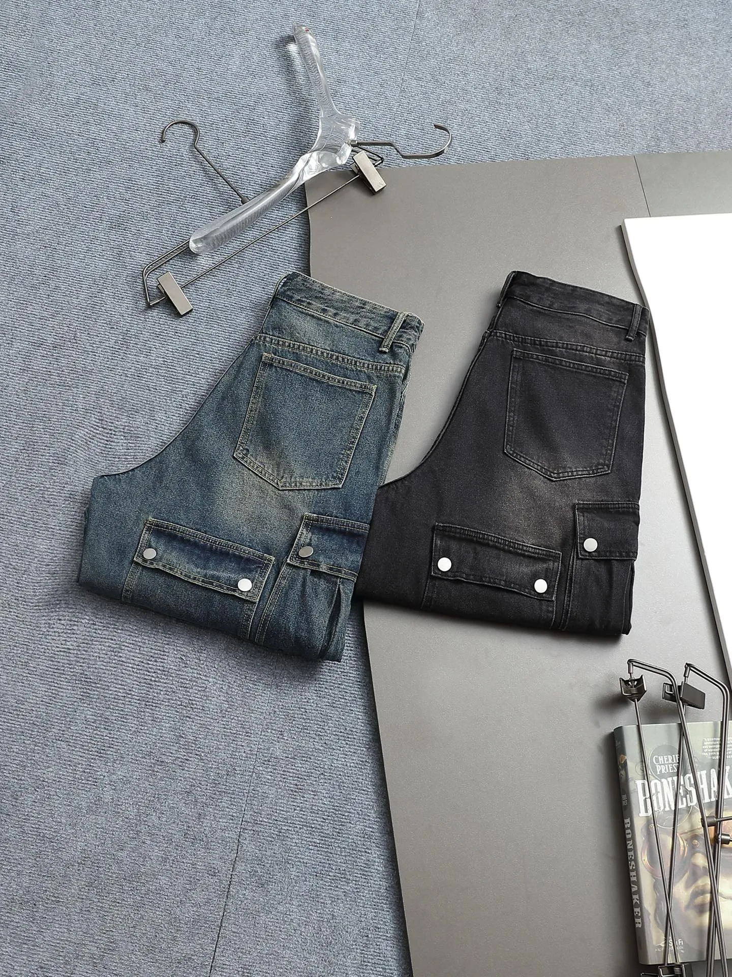 🅿️220 spring and summer Balenciaga 25 popular black heavy-duty new men's denim shorts, exclusive for sale, fashionable and elegant, heavy craftsmanship design. Selected imported heavyweight denim non-elastic fabric 14 Ans 100% cotton denim, using original color yeast washing process, softened by washing water. The upper body is very comfortable and drapey. It is matched with Balenciaga's latest printing. Equipped with counter hardware decoration. Customized leather label. Exquisite stitching. New denim direct-injection printing process. The main silhouette design is very fashionable and trendy. The fabric is comfortable and breathable after heavy washing. The stable color is the same style for men and women. It is definitely a super cool item that can be worn every day! Same style for men and women Color: black light blue Size: M L XL XXL