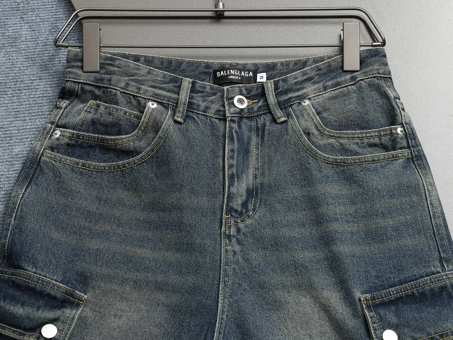 🅿️220 spring and summer Balenciaga 25 popular black heavy-duty new men's denim shorts, exclusive for sale, fashionable and elegant, heavy craftsmanship design. Selected imported heavyweight denim non-elastic fabric 14 Ans 100% cotton denim, using original color yeast washing process, softened by washing water. The upper body is very comfortable and drapey. It is matched with Balenciaga's latest printing. Equipped with counter hardware decoration. Customized leather label. Exquisite stitching. New denim direct-injection printing process. The main silhouette design is very fashionable and trendy. The fabric is comfortable and breathable after heavy washing. The stable color is the same style for men and women. It is definitely a super cool item that can be worn every day! Same style for men and women Color: black light blue Size: M L XL XXL