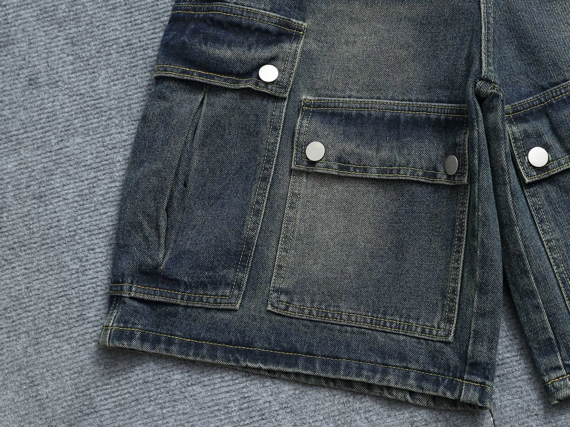 🅿️220 spring and summer Balenciaga 25 popular black heavy-duty new men's denim shorts, exclusive for sale, fashionable and elegant, heavy craftsmanship design. Selected imported heavyweight denim non-elastic fabric 14 Ans 100% cotton denim, using original color yeast washing process, softened by washing water. The upper body is very comfortable and drapey. It is matched with Balenciaga's latest printing. Equipped with counter hardware decoration. Customized leather label. Exquisite stitching. New denim direct-injection printing process. The main silhouette design is very fashionable and trendy. The fabric is comfortable and breathable after heavy washing. The stable color is the same style for men and women. It is definitely a super cool item that can be worn every day! Same style for men and women Color: black light blue Size: M L XL XXL