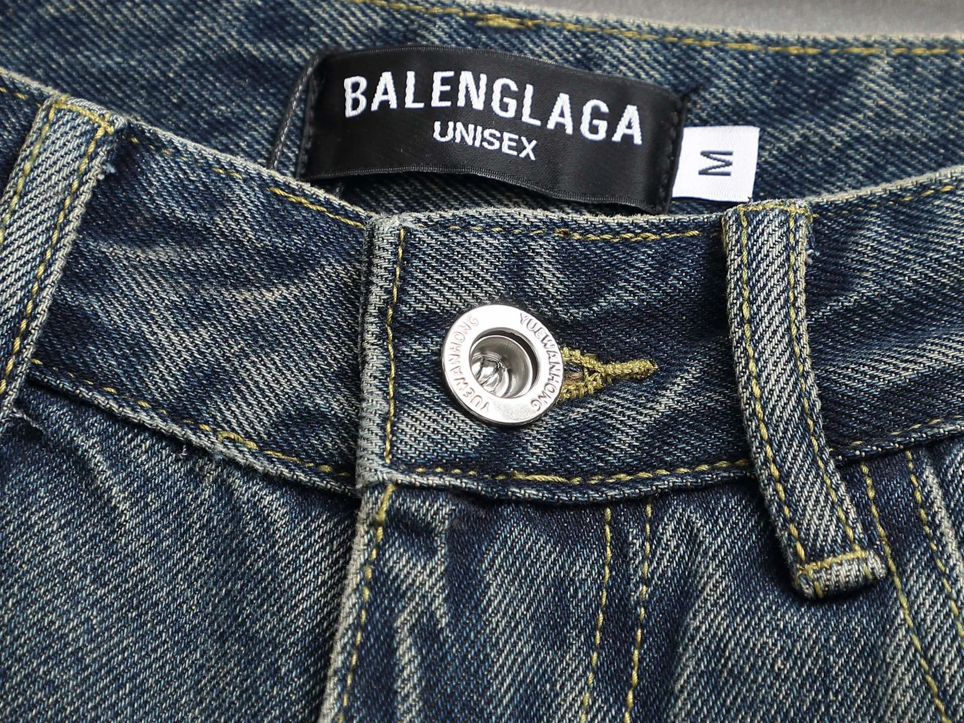 🅿️220 spring and summer Balenciaga 25 popular black heavy-duty new men's denim shorts, exclusive for sale, fashionable and elegant, heavy craftsmanship design. Selected imported heavyweight denim non-elastic fabric 14 Ans 100% cotton denim, using original color yeast washing process, softened by washing water. The upper body is very comfortable and drapey. It is matched with Balenciaga's latest printing. Equipped with counter hardware decoration. Customized leather label. Exquisite stitching. New denim direct-injection printing process. The main silhouette design is very fashionable and trendy. The fabric is comfortable and breathable after heavy washing. The stable color is the same style for men and women. It is definitely a super cool item that can be worn every day! Same style for men and women Color: black light blue Size: M L XL XXL