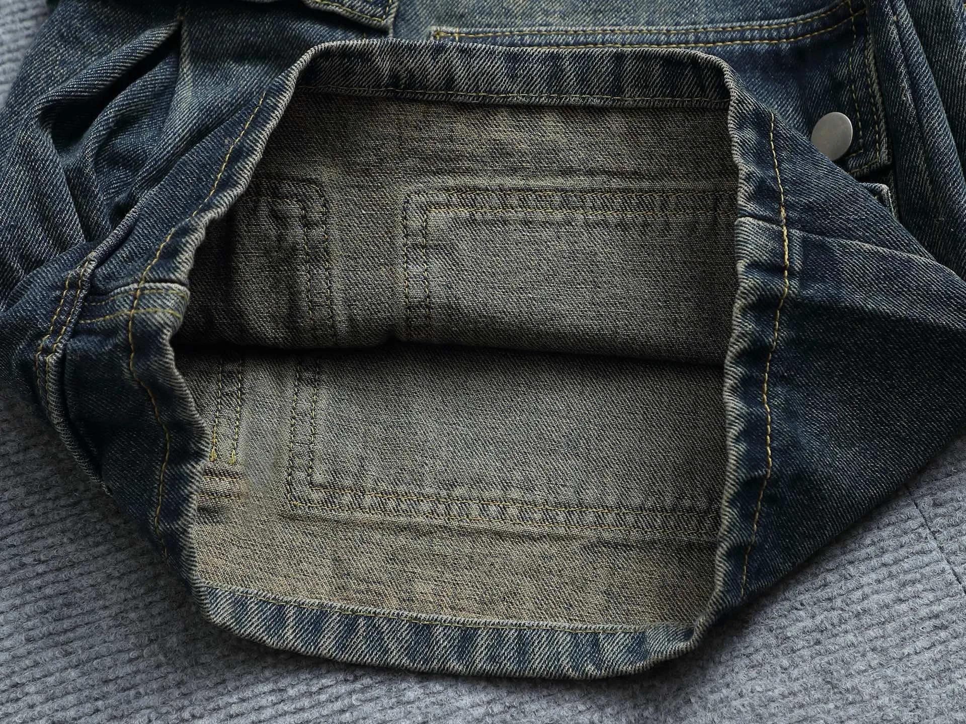 🅿️220 spring and summer Balenciaga 25 popular black heavy-duty new men's denim shorts, exclusive for sale, fashionable and elegant, heavy craftsmanship design. Selected imported heavyweight denim non-elastic fabric 14 Ans 100% cotton denim, using original color yeast washing process, softened by washing water. The upper body is very comfortable and drapey. It is matched with Balenciaga's latest printing. Equipped with counter hardware decoration. Customized leather label. Exquisite stitching. New denim direct-injection printing process. The main silhouette design is very fashionable and trendy. The fabric is comfortable and breathable after heavy washing. The stable color is the same style for men and women. It is definitely a super cool item that can be worn every day! Same style for men and women Color: black light blue Size: M L XL XXL