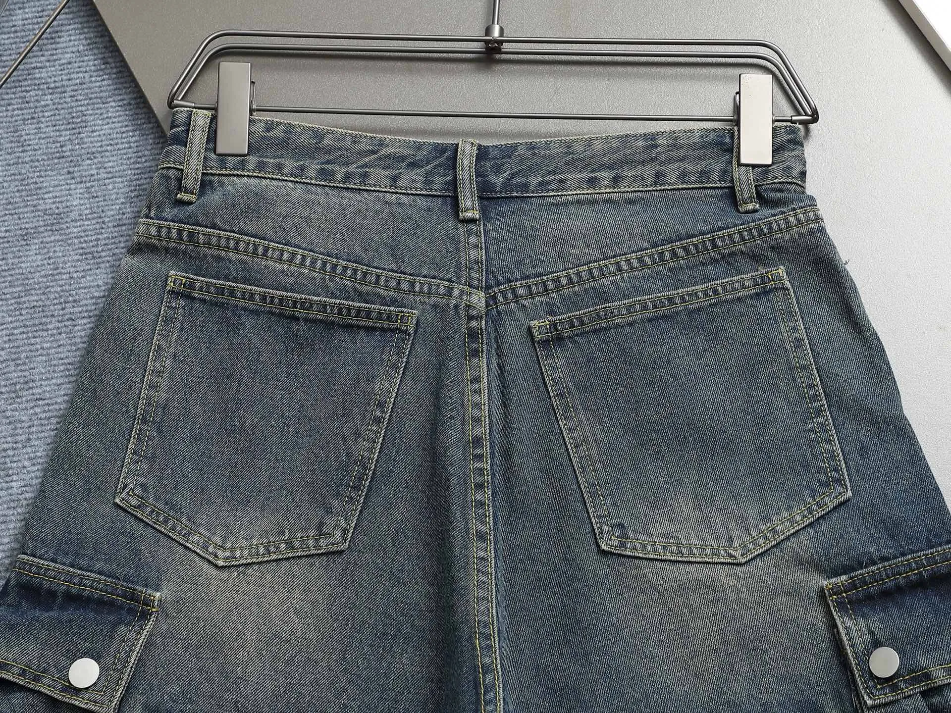 🅿️220 spring and summer Balenciaga 25 popular black heavy-duty new men's denim shorts, exclusive for sale, fashionable and elegant, heavy craftsmanship design. Selected imported heavyweight denim non-elastic fabric 14 Ans 100% cotton denim, using original color yeast washing process, softened by washing water. The upper body is very comfortable and drapey. It is matched with Balenciaga's latest printing. Equipped with counter hardware decoration. Customized leather label. Exquisite stitching. New denim direct-injection printing process. The main silhouette design is very fashionable and trendy. The fabric is comfortable and breathable after heavy washing. The stable color is the same style for men and women. It is definitely a super cool item that can be worn every day! Same style for men and women Color: black light blue Size: M L XL XXL