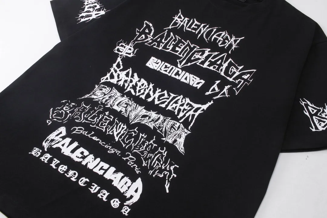 🅿️186 Detailed Pictures [Top version. Official website quality] BALENCI*GA/Paris. 2024 new model. Year of the Dragon limited print short-sleeved T-shirt, synchronized with brick cabinet. Developed genuine product at the first time, enjoy printing and comparison! The fabric is made of Paris ZP custom-woven and dyed cotton double yarn. Weighing 260 grams, the cloth surface is clean. The cloth pattern is clear, soft and comfortable. The threads are dyed with no color difference. The classic LOGO is made of environmentally friendly imported materials, drawn silk flowers, with clear letters and three-dimensional effect. Restore the brick cabinet. Welcome to compare, the version adopts the OS loose shoulder version. Same style for men and women Coding: BL223322 Color: black, white, red, pink Size: XS to L