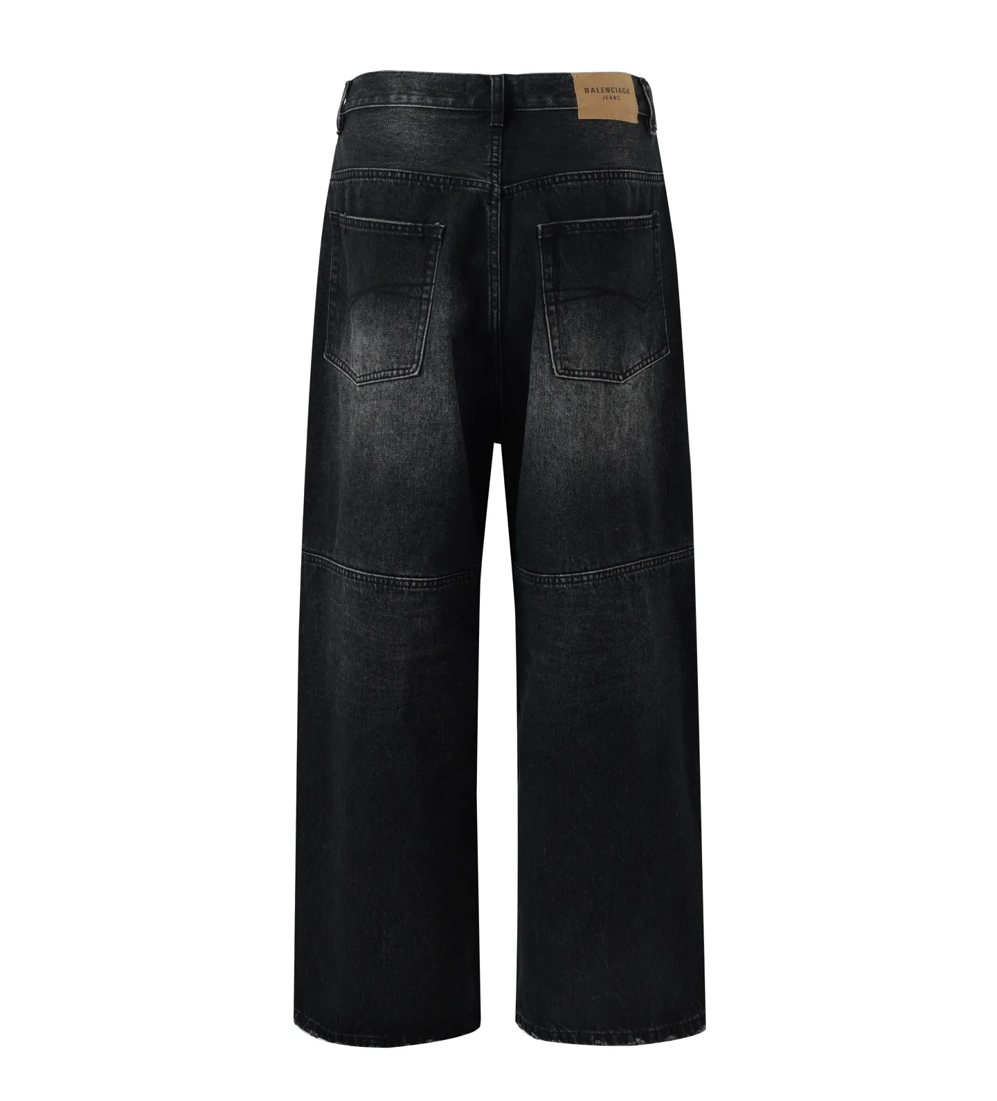 🅿️600 [Exclusive supply] BLCG 25SS Baggy wide-leg jeans (washed black) Jeans that have been in operation for more than three months, with a minimum order of 1,000 meters of fabric, and several modifications in the middle, perfect shipment! The fabric is made of 100% pure cotton twill denim fabric imported from Japan and manufactured with high-density equipment imported from Italy. The original base contains spandex micro-elasticity to restore the simple texture of the denim item itself. The fabric is first washed and hand-made with a whiskering effect. , washed and polished to create an aged texture, the color is overly natural, the waist drawstring is custom-made, the waist can be tightened by the drawstring, the lettering hardware accessories are molded in a custom-made old color, and the back waist cowhide leather label is very versatile and has a loose baggy style. Size:XS/S/M