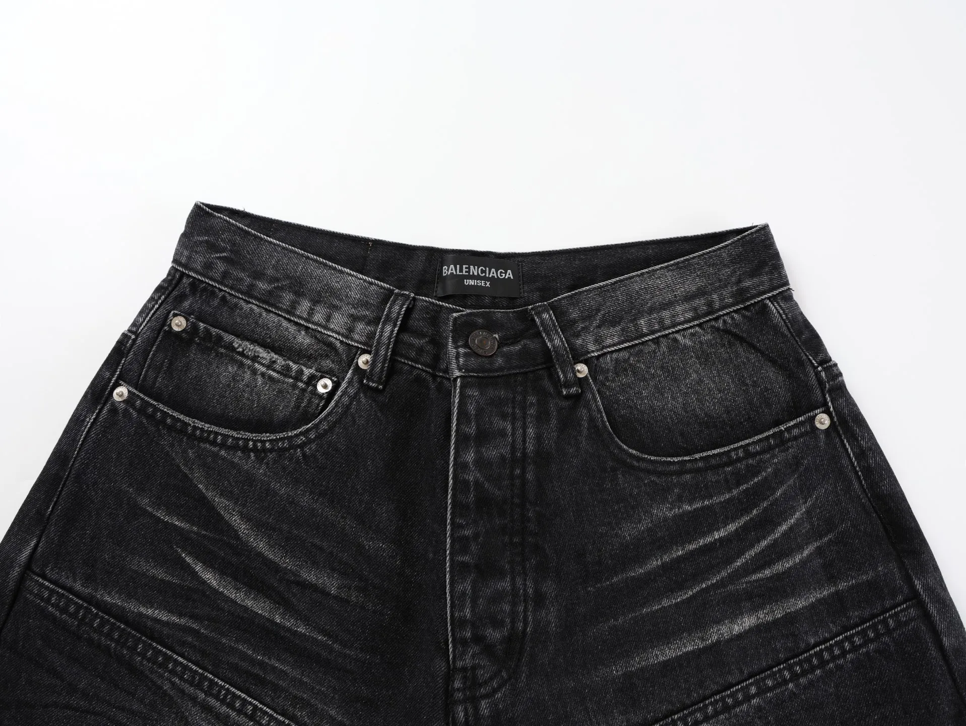 🅿️600 [Exclusive supply] BLCG 25SS Baggy wide-leg jeans (washed black) Jeans that have been in operation for more than three months, with a minimum order of 1,000 meters of fabric, and several modifications in the middle, perfect shipment! The fabric is made of 100% pure cotton twill denim fabric imported from Japan and manufactured with high-density equipment imported from Italy. The original base contains spandex micro-elasticity to restore the simple texture of the denim item itself. The fabric is first washed and hand-made with a whiskering effect. , washed and polished to create an aged texture, the color is overly natural, the waist drawstring is custom-made, the waist can be tightened by the drawstring, the lettering hardware accessories are molded in a custom-made old color, and the back waist cowhide leather label is very versatile and has a loose baggy style. Size:XS/S/M