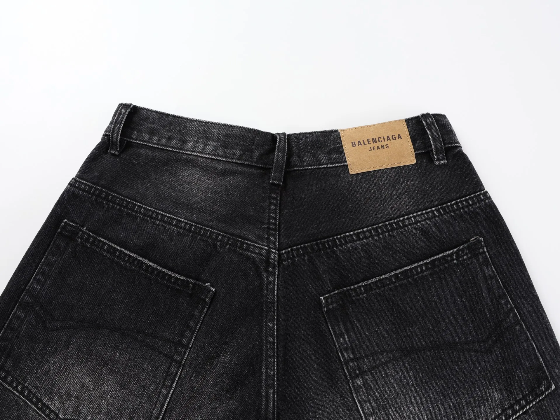 🅿️600 [Exclusive supply] BLCG 25SS Baggy wide-leg jeans (washed black) Jeans that have been in operation for more than three months, with a minimum order of 1,000 meters of fabric, and several modifications in the middle, perfect shipment! The fabric is made of 100% pure cotton twill denim fabric imported from Japan and manufactured with high-density equipment imported from Italy. The original base contains spandex micro-elasticity to restore the simple texture of the denim item itself. The fabric is first washed and hand-made with a whiskering effect. , washed and polished to create an aged texture, the color is overly natural, the waist drawstring is custom-made, the waist can be tightened by the drawstring, the lettering hardware accessories are molded in a custom-made old color, and the back waist cowhide leather label is very versatile and has a loose baggy style. Size:XS/S/M