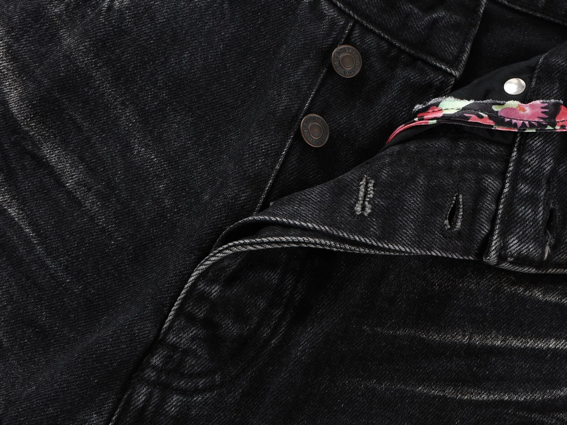 🅿️600 [Exclusive supply] BLCG 25SS Baggy wide-leg jeans (washed black) Jeans that have been in operation for more than three months, with a minimum order of 1,000 meters of fabric, and several modifications in the middle, perfect shipment! The fabric is made of 100% pure cotton twill denim fabric imported from Japan and manufactured with high-density equipment imported from Italy. The original base contains spandex micro-elasticity to restore the simple texture of the denim item itself. The fabric is first washed and hand-made with a whiskering effect. , washed and polished to create an aged texture, the color is overly natural, the waist drawstring is custom-made, the waist can be tightened by the drawstring, the lettering hardware accessories are molded in a custom-made old color, and the back waist cowhide leather label is very versatile and has a loose baggy style. Size:XS/S/M