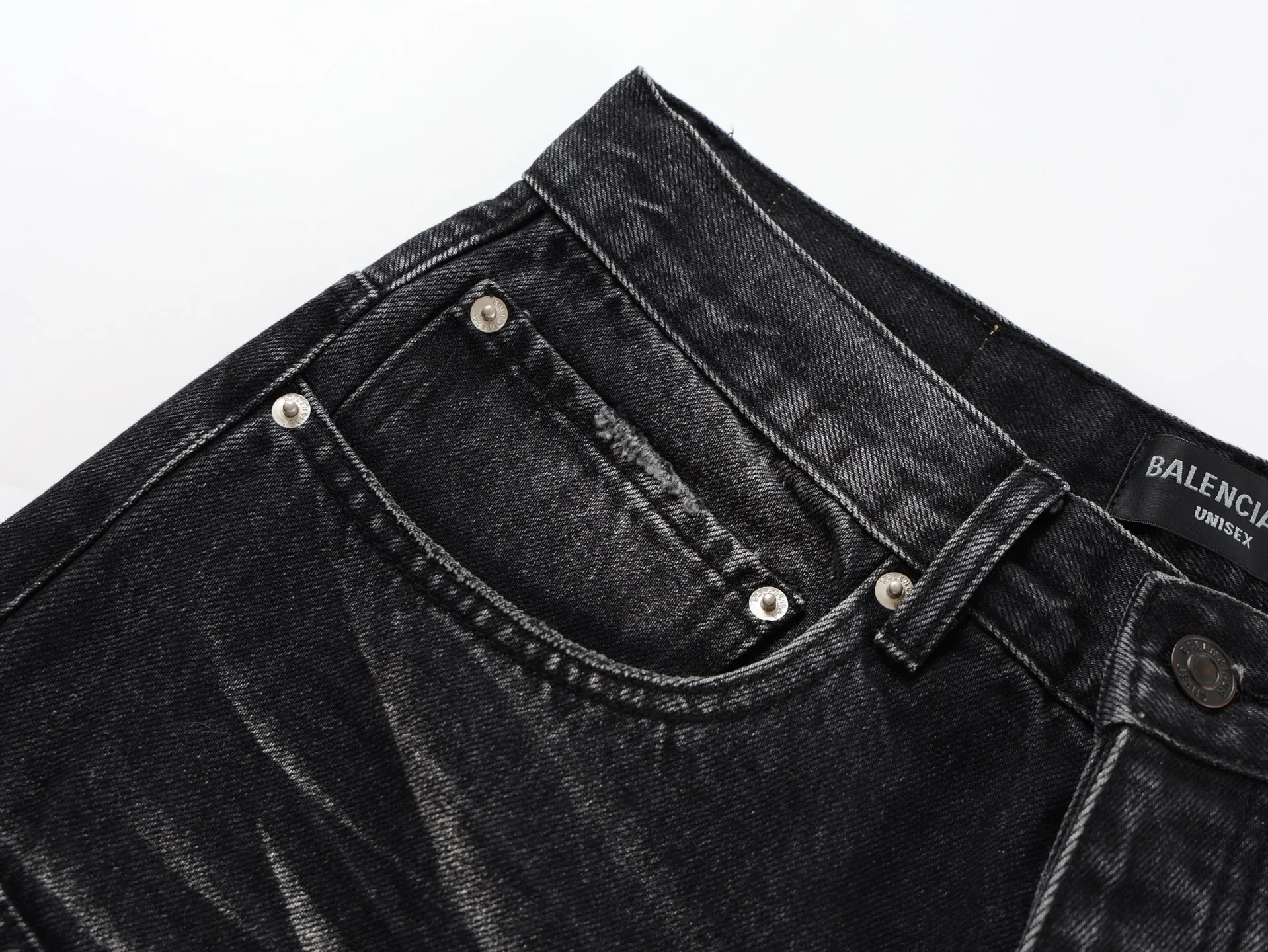 🅿️600 [Exclusive supply] BLCG 25SS Baggy wide-leg jeans (washed black) Jeans that have been in operation for more than three months, with a minimum order of 1,000 meters of fabric, and several modifications in the middle, perfect shipment! The fabric is made of 100% pure cotton twill denim fabric imported from Japan and manufactured with high-density equipment imported from Italy. The original base contains spandex micro-elasticity to restore the simple texture of the denim item itself. The fabric is first washed and hand-made with a whiskering effect. , washed and polished to create an aged texture, the color is overly natural, the waist drawstring is custom-made, the waist can be tightened by the drawstring, the lettering hardware accessories are molded in a custom-made old color, and the back waist cowhide leather label is very versatile and has a loose baggy style. Size:XS/S/M