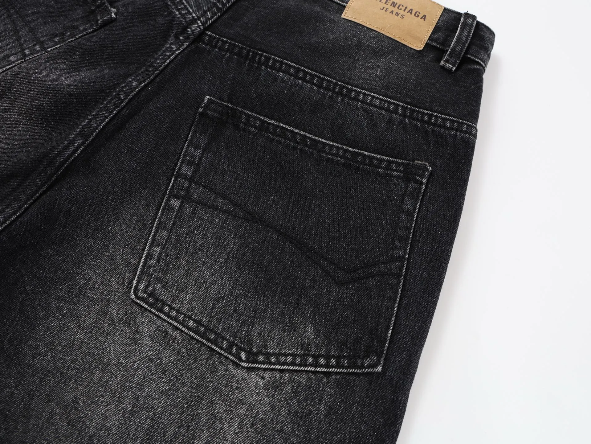 🅿️600 [Exclusive supply] BLCG 25SS Baggy wide-leg jeans (washed black) Jeans that have been in operation for more than three months, with a minimum order of 1,000 meters of fabric, and several modifications in the middle, perfect shipment! The fabric is made of 100% pure cotton twill denim fabric imported from Japan and manufactured with high-density equipment imported from Italy. The original base contains spandex micro-elasticity to restore the simple texture of the denim item itself. The fabric is first washed and hand-made with a whiskering effect. , washed and polished to create an aged texture, the color is overly natural, the waist drawstring is custom-made, the waist can be tightened by the drawstring, the lettering hardware accessories are molded in a custom-made old color, and the back waist cowhide leather label is very versatile and has a loose baggy style. Size:XS/S/M