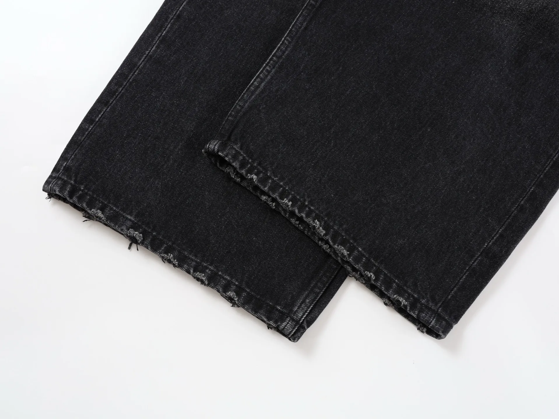 🅿️600 [Exclusive supply] BLCG 25SS Baggy wide-leg jeans (washed black) Jeans that have been in operation for more than three months, with a minimum order of 1,000 meters of fabric, and several modifications in the middle, perfect shipment! The fabric is made of 100% pure cotton twill denim fabric imported from Japan and manufactured with high-density equipment imported from Italy. The original base contains spandex micro-elasticity to restore the simple texture of the denim item itself. The fabric is first washed and hand-made with a whiskering effect. , washed and polished to create an aged texture, the color is overly natural, the waist drawstring is custom-made, the waist can be tightened by the drawstring, the lettering hardware accessories are molded in a custom-made old color, and the back waist cowhide leather label is very versatile and has a loose baggy style. Size:XS/S/M