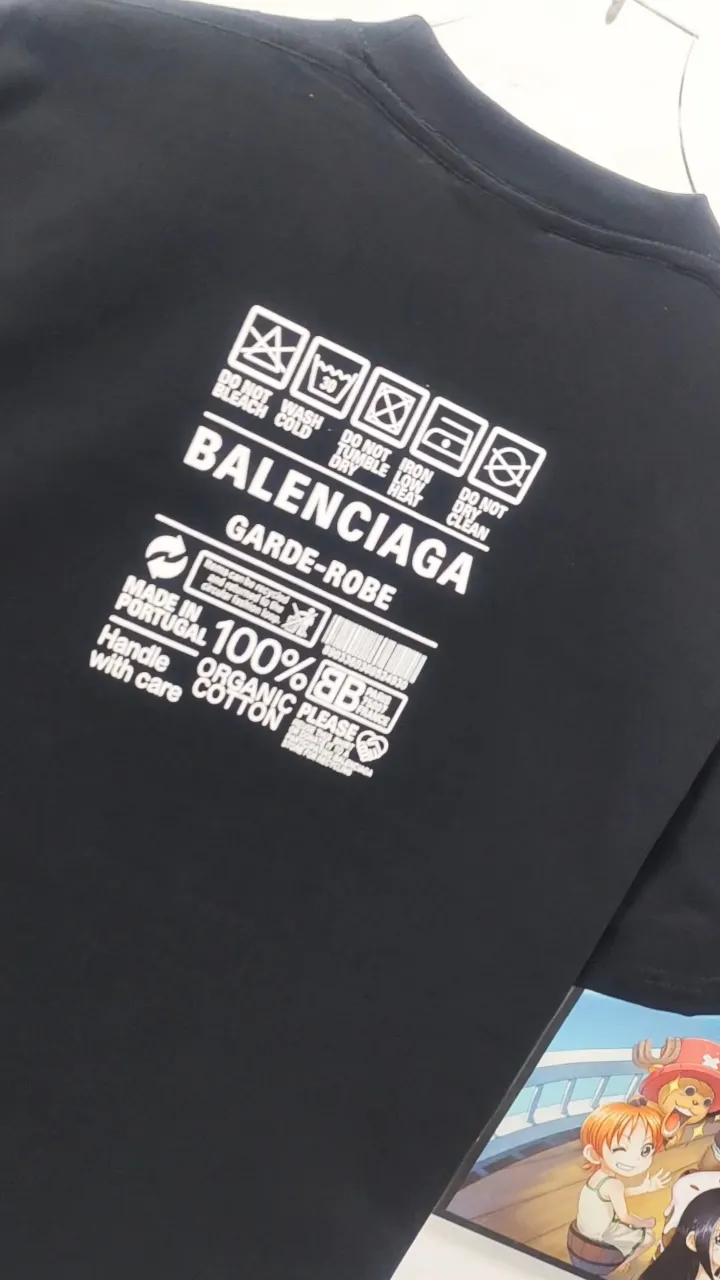 Real shot video on the back - Top tested version Balenciaga eco-friendly logo arrow three-color loose breathable cotton short-sleeved T-shirt BLCG is one of the most influential brands in the fashion industry. Founded in 1919 by Cristóbal Balenciaga and settled in Paris in 1936, he led many important fashion movements between 1930 and 1968. The representative ready-to-wear series reflects the identity of the brand - Fabric: Made of 32-count double yarn, 260-gram weight fabric, imported knitted needle carded cotton, with moderate thickness, drape and contour - The front printing screen plate is hand-printed, and the 3D full-color scanned pattern is made into film to ensure the highest degree of printing pattern restoration. The upper and lower LOGO printing has a strong touch texture. The printing material uses environmentally friendly active water slurry and anti-sublimation liquid as the base. The garment is resistant to washing and does not desizing. Color: black and white size: XS-L P:240