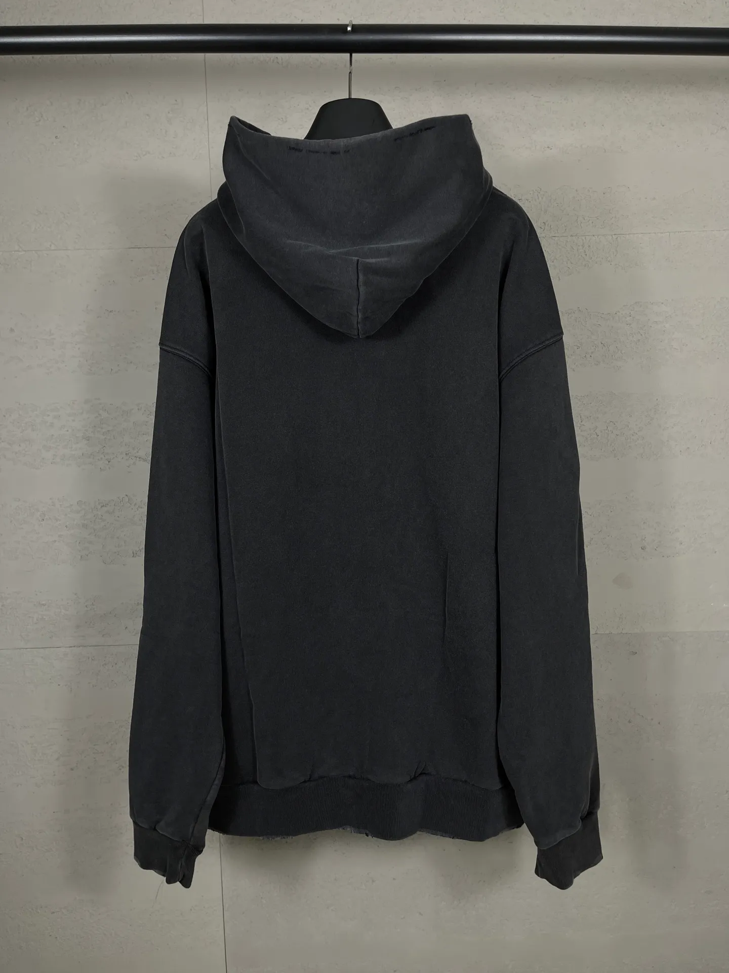 🅿️330 real photos [Top version. Official website quality] BALENCI*GA/Paris #2025 autumn and winter new style washed hooded sweatshirt with wheat ear LOGO embroidered on the chest. The garments are washed and worn to make them look old. Full sense of design, welcome to compare. The fabric is made of Paris ZP custom-woven and dyed cotton sweatshirt. The weight is 460 grams. The cloth surface is clean. The cloth pattern is clear, soft and comfortable. The threads are dyed with no color difference. The classic letter LOGO is embroidered with imported Tajima embroidery machine. The effect is three-dimensional. Restore brick cabinets, adopt OS loose shoulder style. Same style for men and women. Code: BL259917 Color: washed black Size: XS S M L