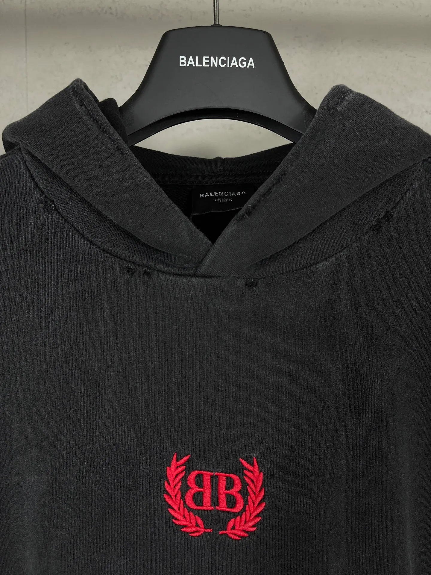 🅿️330 real photos [Top version. Official website quality] BALENCI*GA/Paris #2025 autumn and winter new style washed hooded sweatshirt with wheat ear LOGO embroidered on the chest. The garments are washed and worn to make them look old. Full sense of design, welcome to compare. The fabric is made of Paris ZP custom-woven and dyed cotton sweatshirt. The weight is 460 grams. The cloth surface is clean. The cloth pattern is clear, soft and comfortable. The threads are dyed with no color difference. The classic letter LOGO is embroidered with imported Tajima embroidery machine. The effect is three-dimensional. Restore brick cabinets, adopt OS loose shoulder style. Same style for men and women. Code: BL259917 Color: washed black Size: XS S M L