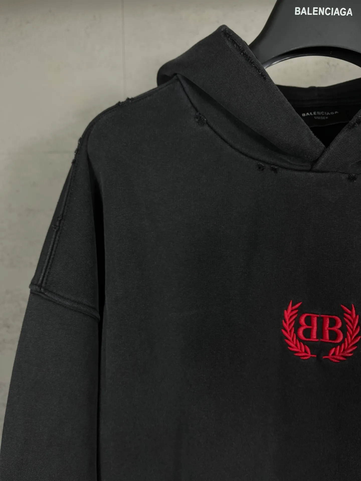 🅿️330 real photos [Top version. Official website quality] BALENCI*GA/Paris #2025 autumn and winter new style washed hooded sweatshirt with wheat ear LOGO embroidered on the chest. The garments are washed and worn to make them look old. Full sense of design, welcome to compare. The fabric is made of Paris ZP custom-woven and dyed cotton sweatshirt. The weight is 460 grams. The cloth surface is clean. The cloth pattern is clear, soft and comfortable. The threads are dyed with no color difference. The classic letter LOGO is embroidered with imported Tajima embroidery machine. The effect is three-dimensional. Restore brick cabinets, adopt OS loose shoulder style. Same style for men and women. Code: BL259917 Color: washed black Size: XS S M L