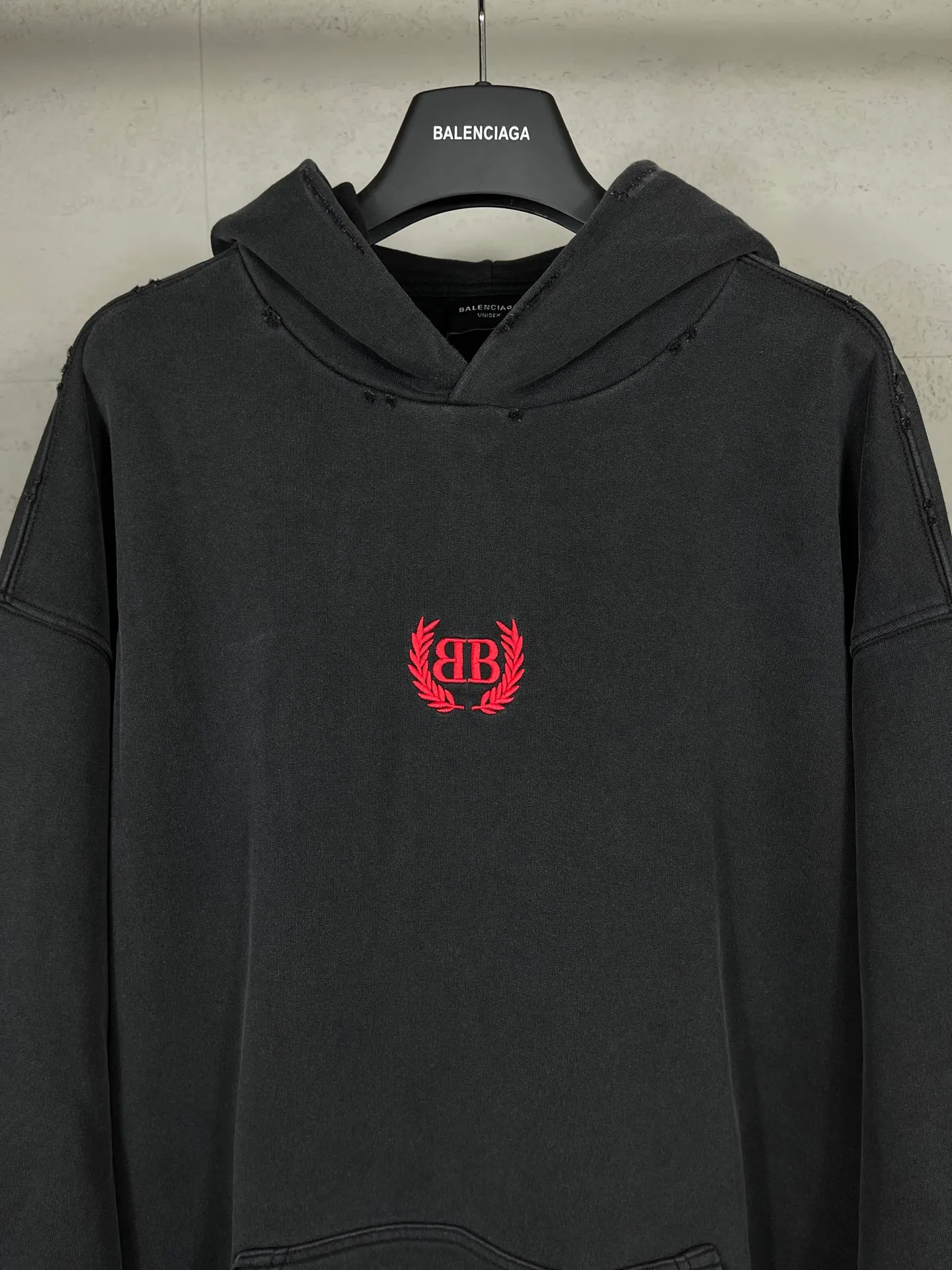 🅿️330 real photos [Top version. Official website quality] BALENCI*GA/Paris #2025 autumn and winter new style washed hooded sweatshirt with wheat ear LOGO embroidered on the chest. The garments are washed and worn to make them look old. Full sense of design, welcome to compare. The fabric is made of Paris ZP custom-woven and dyed cotton sweatshirt. The weight is 460 grams. The cloth surface is clean. The cloth pattern is clear, soft and comfortable. The threads are dyed with no color difference. The classic letter LOGO is embroidered with imported Tajima embroidery machine. The effect is three-dimensional. Restore brick cabinets, adopt OS loose shoulder style. Same style for men and women. Code: BL259917 Color: washed black Size: XS S M L