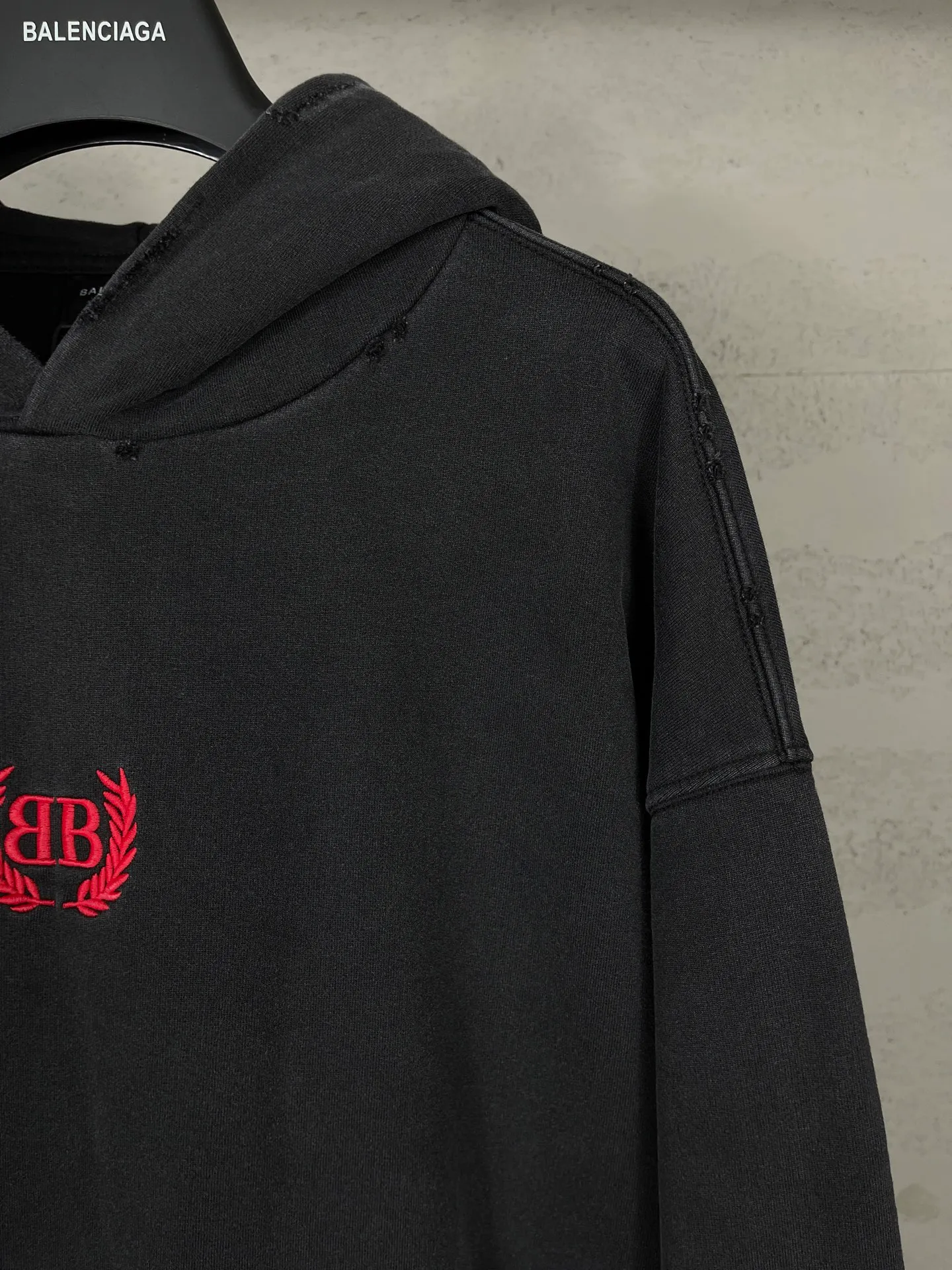 🅿️330 real photos [Top version. Official website quality] BALENCI*GA/Paris #2025 autumn and winter new style washed hooded sweatshirt with wheat ear LOGO embroidered on the chest. The garments are washed and worn to make them look old. Full sense of design, welcome to compare. The fabric is made of Paris ZP custom-woven and dyed cotton sweatshirt. The weight is 460 grams. The cloth surface is clean. The cloth pattern is clear, soft and comfortable. The threads are dyed with no color difference. The classic letter LOGO is embroidered with imported Tajima embroidery machine. The effect is three-dimensional. Restore brick cabinets, adopt OS loose shoulder style. Same style for men and women. Code: BL259917 Color: washed black Size: XS S M L