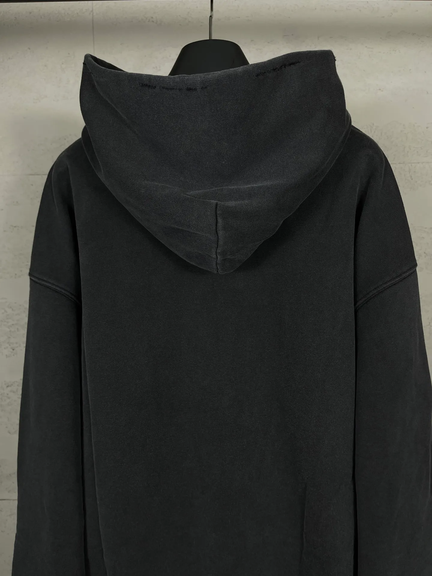 🅿️330 real photos [Top version. Official website quality] BALENCI*GA/Paris #2025 autumn and winter new style washed hooded sweatshirt with wheat ear LOGO embroidered on the chest. The garments are washed and worn to make them look old. Full sense of design, welcome to compare. The fabric is made of Paris ZP custom-woven and dyed cotton sweatshirt. The weight is 460 grams. The cloth surface is clean. The cloth pattern is clear, soft and comfortable. The threads are dyed with no color difference. The classic letter LOGO is embroidered with imported Tajima embroidery machine. The effect is three-dimensional. Restore brick cabinets, adopt OS loose shoulder style. Same style for men and women. Code: BL259917 Color: washed black Size: XS S M L