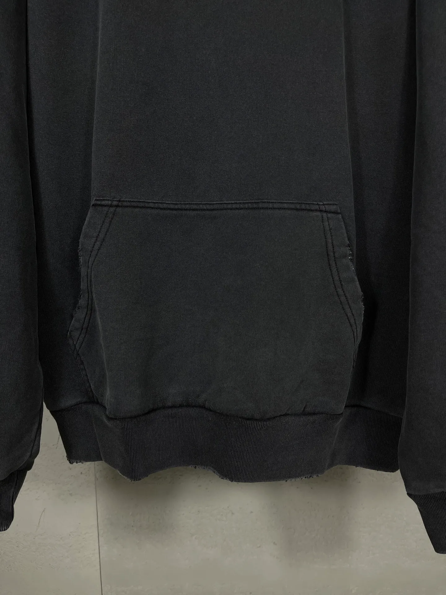 🅿️330 real photos [Top version. Official website quality] BALENCI*GA/Paris #2025 autumn and winter new style washed hooded sweatshirt with wheat ear LOGO embroidered on the chest. The garments are washed and worn to make them look old. Full sense of design, welcome to compare. The fabric is made of Paris ZP custom-woven and dyed cotton sweatshirt. The weight is 460 grams. The cloth surface is clean. The cloth pattern is clear, soft and comfortable. The threads are dyed with no color difference. The classic letter LOGO is embroidered with imported Tajima embroidery machine. The effect is three-dimensional. Restore brick cabinets, adopt OS loose shoulder style. Same style for men and women. Code: BL259917 Color: washed black Size: XS S M L