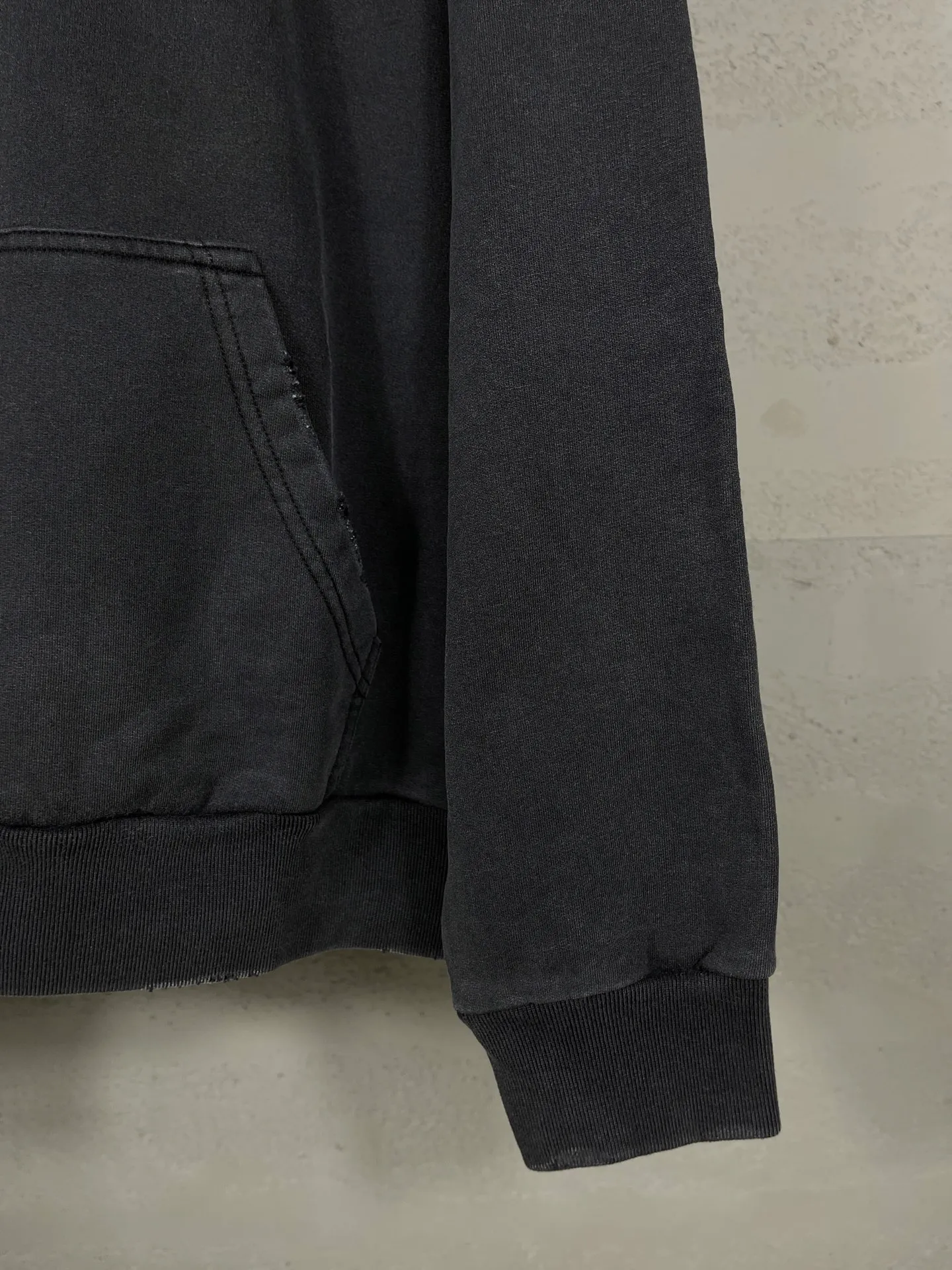 🅿️330 real photos [Top version. Official website quality] BALENCI*GA/Paris #2025 autumn and winter new style washed hooded sweatshirt with wheat ear LOGO embroidered on the chest. The garments are washed and worn to make them look old. Full sense of design, welcome to compare. The fabric is made of Paris ZP custom-woven and dyed cotton sweatshirt. The weight is 460 grams. The cloth surface is clean. The cloth pattern is clear, soft and comfortable. The threads are dyed with no color difference. The classic letter LOGO is embroidered with imported Tajima embroidery machine. The effect is three-dimensional. Restore brick cabinets, adopt OS loose shoulder style. Same style for men and women. Code: BL259917 Color: washed black Size: XS S M L