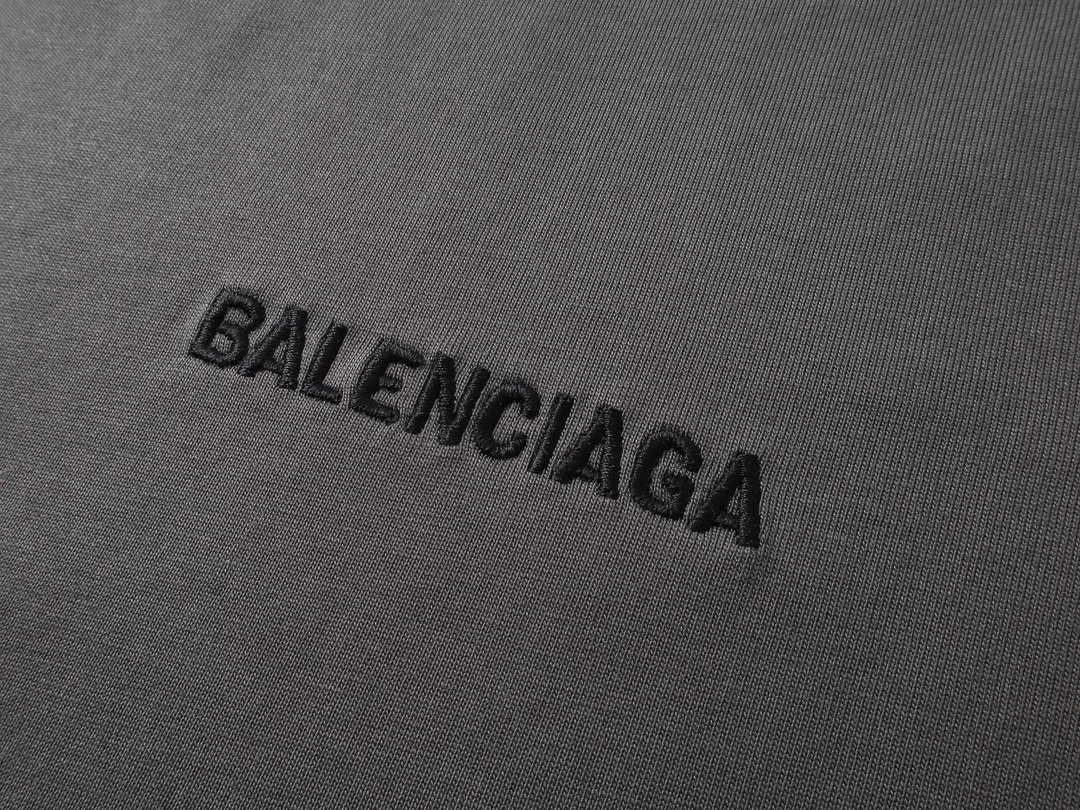 🅿️250 BALENCI*GA Paris classic letter embroidery long-sleeved T-shirt. The classic letters on the front and back are embroidered with imported Tajima embroidery machines. Restored brick cabinets. Exclusively woven and dyed 280g fabric. Threads are dyed in the same vat with zero color difference. The version adopts OS loose shoulder version. Welcome to compare. Same style for men and women -Color: black white smoke gray -SIZE: Xs S M L style number 8646#