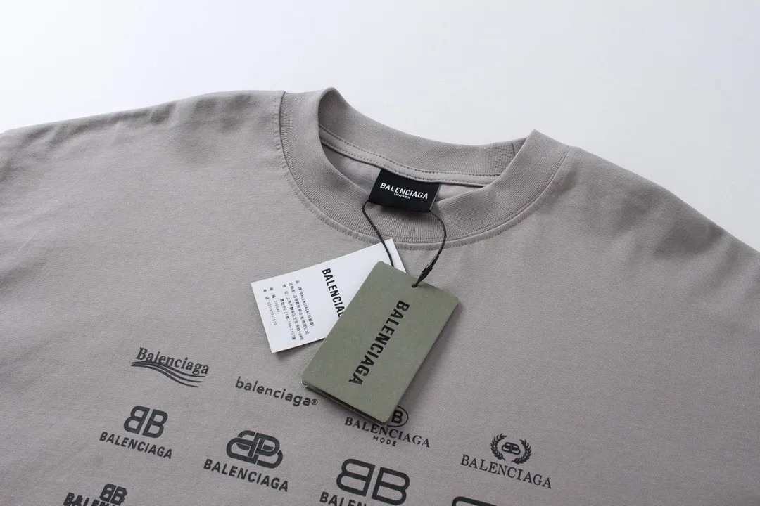 🅿️200 real photos [Top version. Official website quality] BALENCI*GA/Paris BALENCI*GA# 2024 spring and summer new style, printed with classic LOGO collection long-sleeved T-shirt. 2024 spring and summer new product. Brick cabinet synchronization. Welcome to compare. The fabric is made of Paris ZP custom-woven and dyed 100% cotton double yarn compact cotton. The weight is 260 grams, the cloth surface is clean, the cloth texture is clear, soft and comfortable. The color fastness is good. It is not easy to change color. The threads are woven and dyed with no color difference. The printing uses imported environmentally friendly rubber paddles, precision stencils, fine LOGO letters, clear letters, no burrs, and a three-dimensional effect. Restore brick cabinet. The version adopts OS loose shoulder style. Same style for men and women. Code: BL225005 Color: black, beige, pink, smoky gray, white Size: XS S M L