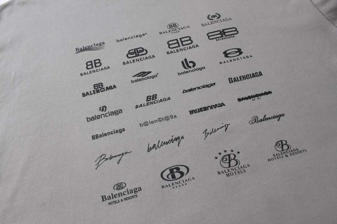 🅿️200 real photos [Top version. Official website quality] BALENCI*GA/Paris BALENCI*GA# 2024 spring and summer new style, printed with classic LOGO collection long-sleeved T-shirt. 2024 spring and summer new product. Brick cabinet synchronization. Welcome to compare. The fabric is made of Paris ZP custom-woven and dyed 100% cotton double yarn compact cotton. The weight is 260 grams, the cloth surface is clean, the cloth texture is clear, soft and comfortable. The color fastness is good. It is not easy to change color. The threads are woven and dyed with no color difference. The printing uses imported environmentally friendly rubber paddles, precision stencils, fine LOGO letters, clear letters, no burrs, and a three-dimensional effect. Restore brick cabinet. The version adopts OS loose shoulder style. Same style for men and women. Code: BL225005 Color: black, beige, pink, smoky gray, white Size: XS S M L