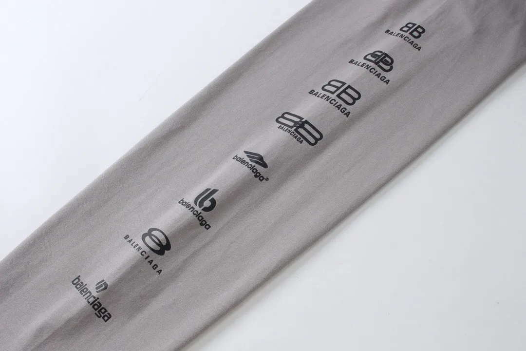 🅿️200 real photos [Top version. Official website quality] BALENCI*GA/Paris BALENCI*GA# 2024 spring and summer new style, printed with classic LOGO collection long-sleeved T-shirt. 2024 spring and summer new product. Brick cabinet synchronization. Welcome to compare. The fabric is made of Paris ZP custom-woven and dyed 100% cotton double yarn compact cotton. The weight is 260 grams, the cloth surface is clean, the cloth texture is clear, soft and comfortable. The color fastness is good. It is not easy to change color. The threads are woven and dyed with no color difference. The printing uses imported environmentally friendly rubber paddles, precision stencils, fine LOGO letters, clear letters, no burrs, and a three-dimensional effect. Restore brick cabinet. The version adopts OS loose shoulder style. Same style for men and women. Code: BL225005 Color: black, beige, pink, smoky gray, white Size: XS S M L