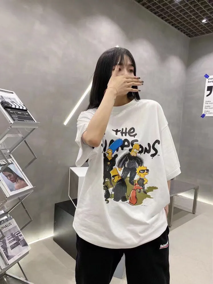 ♻️💯Upper body reference model picture❤️The new top-notch proven version Balenciaga BALENCIAGA The Simpsons cartoon pattern burst pattern pure cotton loose short-sleeved T-shirt for men and women couples. The process uses Korlay printing cracking effect. The front panel printing glue bursting effect uses imported transparent slurry to scrape the bottom to make the printing bursting feel uniform. (PS: If this process is missing, the printing will easily fall off in large areas after cracking.) The embroidery at the hem uses a Tajima embroidery machine imported from Japan, which makes the size and spacing of the letters even, and the hollows of the letters will not be filled. Precise craftsmanship, full of details. The fabric is made of 24S 260g double yarn cotton fabric, brand new, washed, and labeled. Genuine products are consistent and synchronized, and coded authentic products are consistent and synchronized. Top tested version, accurate and flawless.  Color: Black White Yellow Blue Size: XS-L P:260