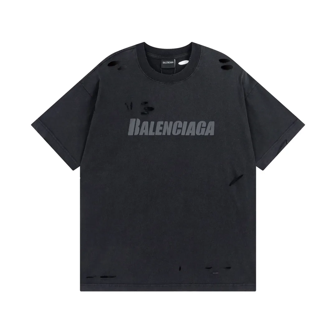 🅿️180 Detailed Pictures [Top version. Official website quality] BALENCI*GA/Paris. Classic letter LOGO printed ready-made garments, washed, distressed, hole-cut, short-sleeved T-shirts. Brick cabinet synchronization. The fabric is made of Paris ZP custom-woven and dyed 100% cotton double yarn compact cotton. The weight is 260 grams, the cloth surface is clean. The cloth pattern is clear, soft and comfortable. The threads are dyed with no color difference. The classic pattern is printed with environmentally friendly imported materials, straight cracks and cracked glue. Precision printing screen, the letters are clear and the effect is three-dimensional. Restored brick cabinet. Ready-made garments are washed and aged, hand-cut and polished by multiple workers, produced with over-heavy craftsmanship, different market currency, welcome to compare, the version adopts OS loose shoulder version. Same style for men and women Coding: BL223070 Color: Washed black Size: XS S M L