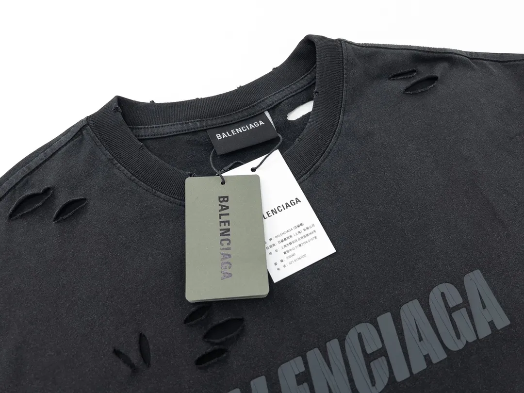 🅿️180 Detailed Pictures [Top version. Official website quality] BALENCI*GA/Paris. Classic letter LOGO printed ready-made garments, washed, distressed, hole-cut, short-sleeved T-shirts. Brick cabinet synchronization. The fabric is made of Paris ZP custom-woven and dyed 100% cotton double yarn compact cotton. The weight is 260 grams, the cloth surface is clean. The cloth pattern is clear, soft and comfortable. The threads are dyed with no color difference. The classic pattern is printed with environmentally friendly imported materials, straight cracks and cracked glue. Precision printing screen, the letters are clear and the effect is three-dimensional. Restored brick cabinet. Ready-made garments are washed and aged, hand-cut and polished by multiple workers, produced with over-heavy craftsmanship, different market currency, welcome to compare, the version adopts OS loose shoulder version. Same style for men and women Coding: BL223070 Color: Washed black Size: XS S M L