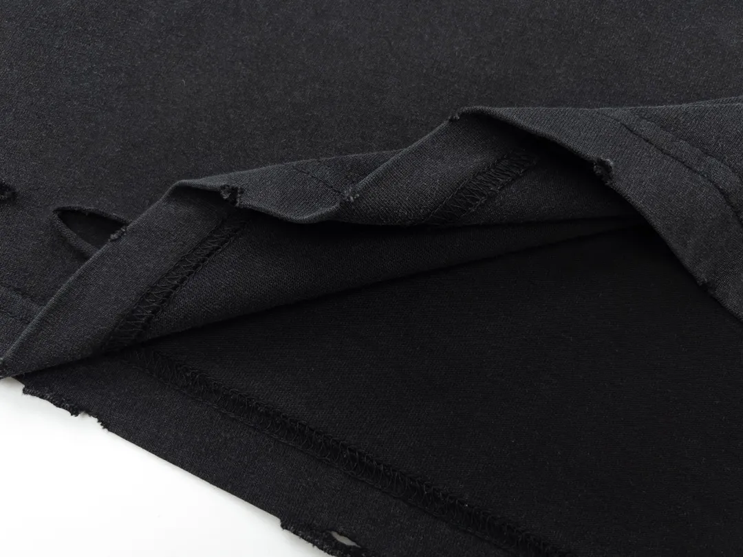 🅿️180 Detailed Pictures [Top version. Official website quality] BALENCI*GA/Paris. Classic letter LOGO printed ready-made garments, washed, distressed, hole-cut, short-sleeved T-shirts. Brick cabinet synchronization. The fabric is made of Paris ZP custom-woven and dyed 100% cotton double yarn compact cotton. The weight is 260 grams, the cloth surface is clean. The cloth pattern is clear, soft and comfortable. The threads are dyed with no color difference. The classic pattern is printed with environmentally friendly imported materials, straight cracks and cracked glue. Precision printing screen, the letters are clear and the effect is three-dimensional. Restored brick cabinet. Ready-made garments are washed and aged, hand-cut and polished by multiple workers, produced with over-heavy craftsmanship, different market currency, welcome to compare, the version adopts OS loose shoulder version. Same style for men and women Coding: BL223070 Color: Washed black Size: XS S M L