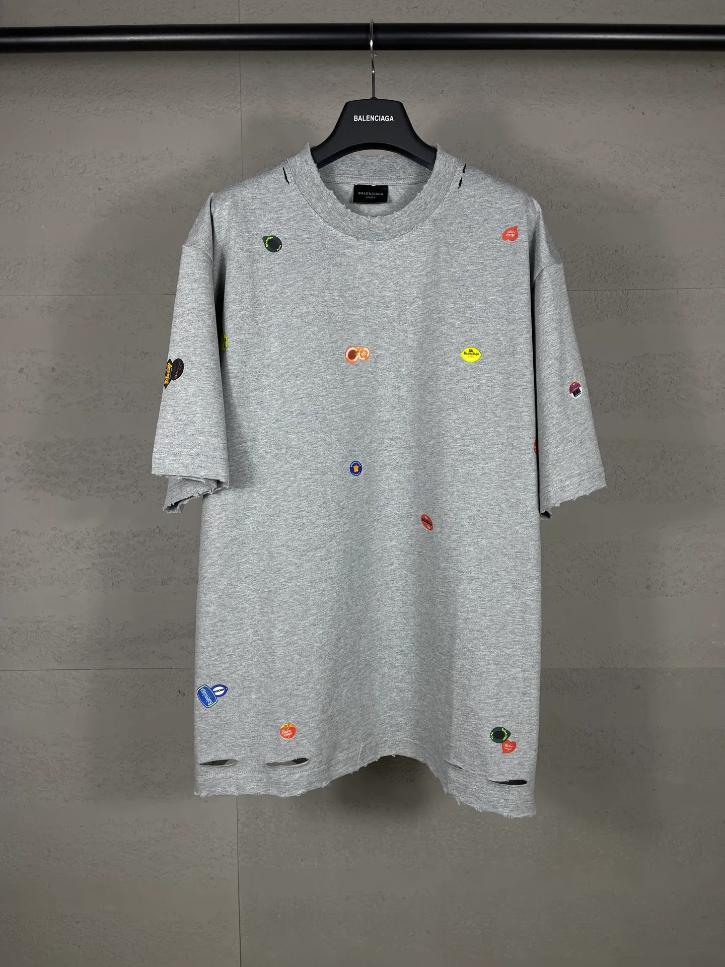 🅿️214 Real photos [Top version. Official website quality] BALENCI*GA/Paris #2025 spring and summer new style. Fruit pattern Vintage all over embossed washed and distressed short-sleeved T-shirt#. The fabric is made of Paris ZP custom-woven and dyed cotton double yarn. Weighing 260 grams, the cloth surface is clean. The cloth pattern is clear, soft and comfortable. The threads are dyed with no color difference. The pattern printing uses environmentally friendly imported glue and computer inkjet printing. The pattern is clear, no burrs, and has a strong three-dimensional effect. The garments are washed and worn. All colors are synchronized with the brick cabinets, custom woven and dyed, and will not fade. Different market currencies. The version adopts OS loose shoulder design. Same style for men and women. Code: BL253665 Color: floral gray, pink Size: XS S M L