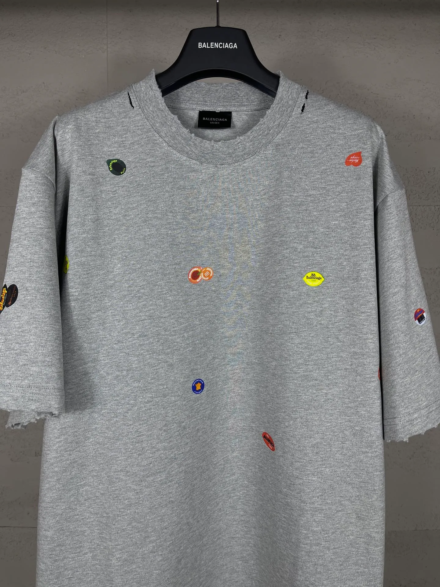 🅿️214 Real photos [Top version. Official website quality] BALENCI*GA/Paris #2025 spring and summer new style. Fruit pattern Vintage all over embossed washed and distressed short-sleeved T-shirt#. The fabric is made of Paris ZP custom-woven and dyed cotton double yarn. Weighing 260 grams, the cloth surface is clean. The cloth pattern is clear, soft and comfortable. The threads are dyed with no color difference. The pattern printing uses environmentally friendly imported glue and computer inkjet printing. The pattern is clear, no burrs, and has a strong three-dimensional effect. The garments are washed and worn. All colors are synchronized with the brick cabinets, custom woven and dyed, and will not fade. Different market currencies. The version adopts OS loose shoulder design. Same style for men and women. Code: BL253665 Color: floral gray, pink Size: XS S M L