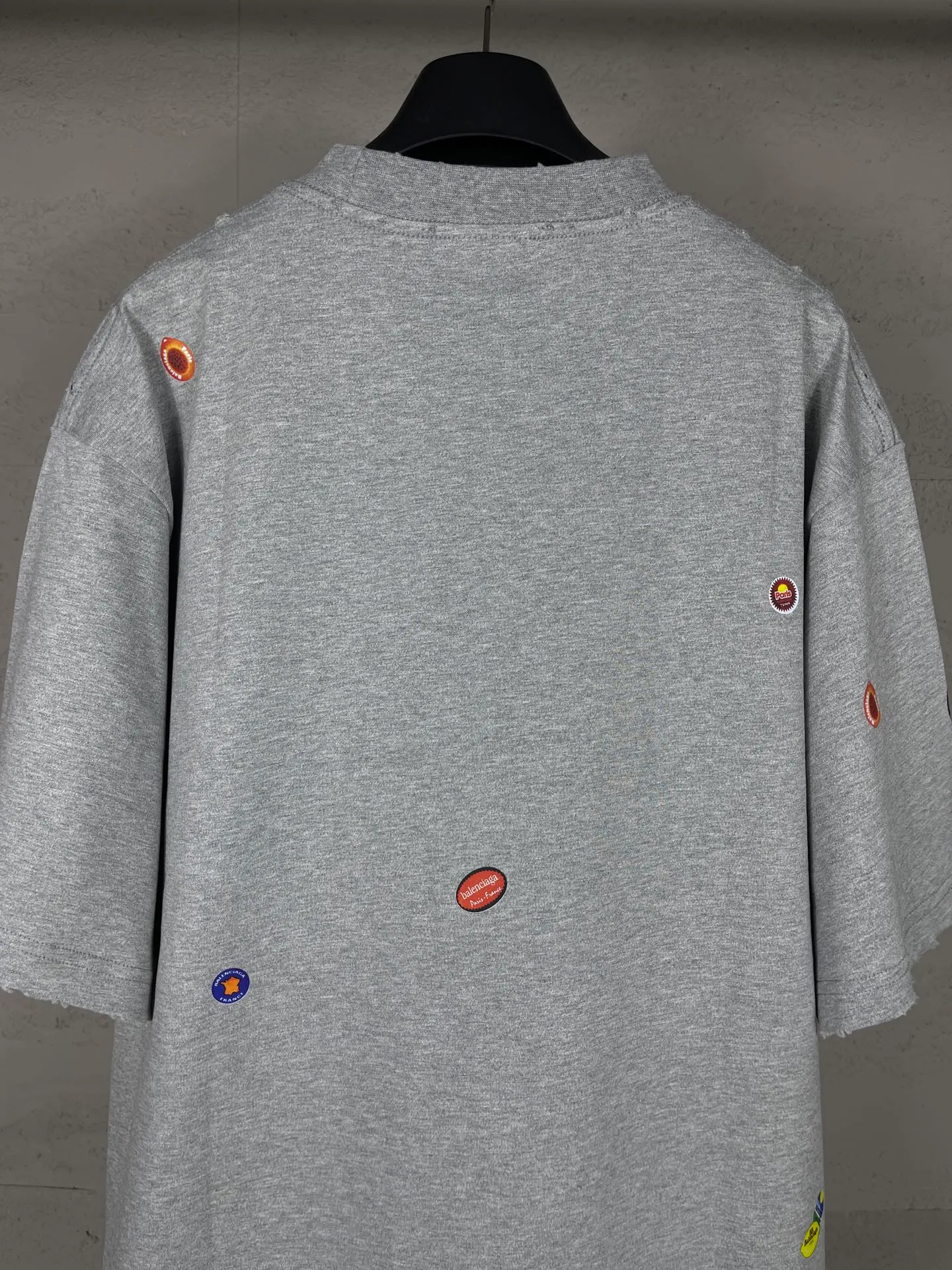 🅿️214 Real photos [Top version. Official website quality] BALENCI*GA/Paris #2025 spring and summer new style. Fruit pattern Vintage all over embossed washed and distressed short-sleeved T-shirt#. The fabric is made of Paris ZP custom-woven and dyed cotton double yarn. Weighing 260 grams, the cloth surface is clean. The cloth pattern is clear, soft and comfortable. The threads are dyed with no color difference. The pattern printing uses environmentally friendly imported glue and computer inkjet printing. The pattern is clear, no burrs, and has a strong three-dimensional effect. The garments are washed and worn. All colors are synchronized with the brick cabinets, custom woven and dyed, and will not fade. Different market currencies. The version adopts OS loose shoulder design. Same style for men and women. Code: BL253665 Color: floral gray, pink Size: XS S M L
