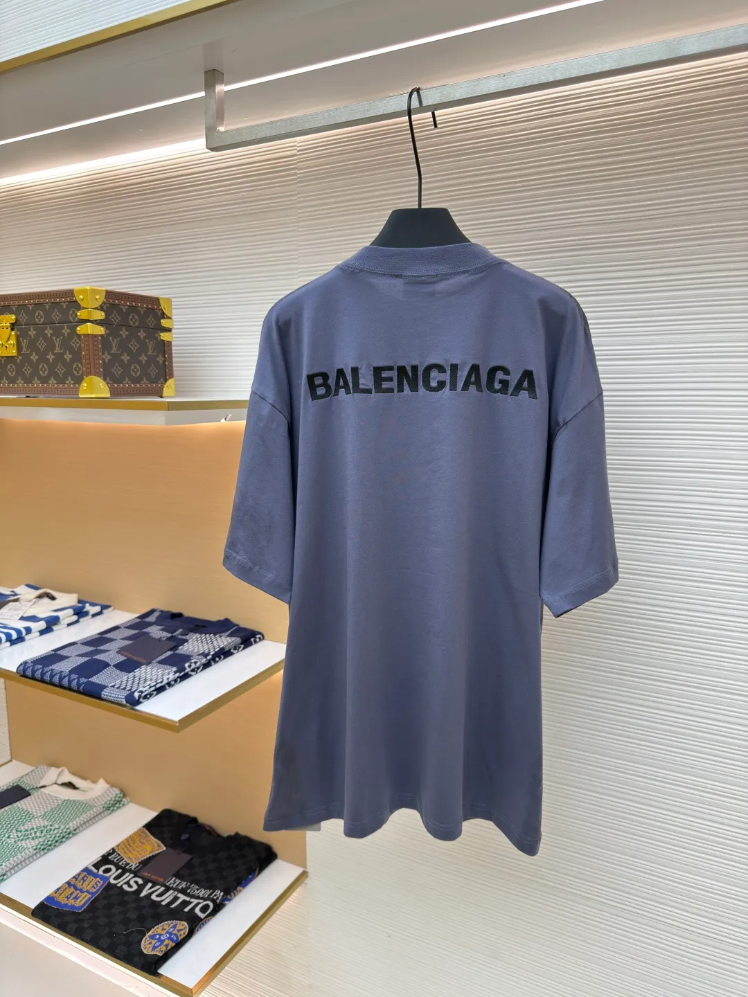 Balenciaga ink distressed embroidered short sleeves ●Authentic product: Purchased and developed for 4199 ●Item number: 1680257-A05 ●Material: pure cotton fabric ●Technology: distressed production ●Type: loose version ●Weight: about 235 grams ●Size: The overall wiring is straight and delicate, the fabric is comfortable and soft, and the color is consistent without color difference. It can be matched with the same style to create a fashionable look and control various occasions. Customized accessories, complete with three standards, same style for men and women!
