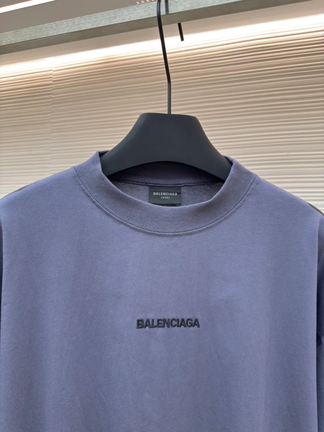 Balenciaga ink distressed embroidered short sleeves ●Authentic product: Purchased and developed for 4199 ●Item number: 1680257-A05 ●Material: pure cotton fabric ●Technology: distressed production ●Type: loose version ●Weight: about 235 grams ●Size: The overall wiring is straight and delicate, the fabric is comfortable and soft, and the color is consistent without color difference. It can be matched with the same style to create a fashionable look and control various occasions. Customized accessories, complete with three standards, same style for men and women!
