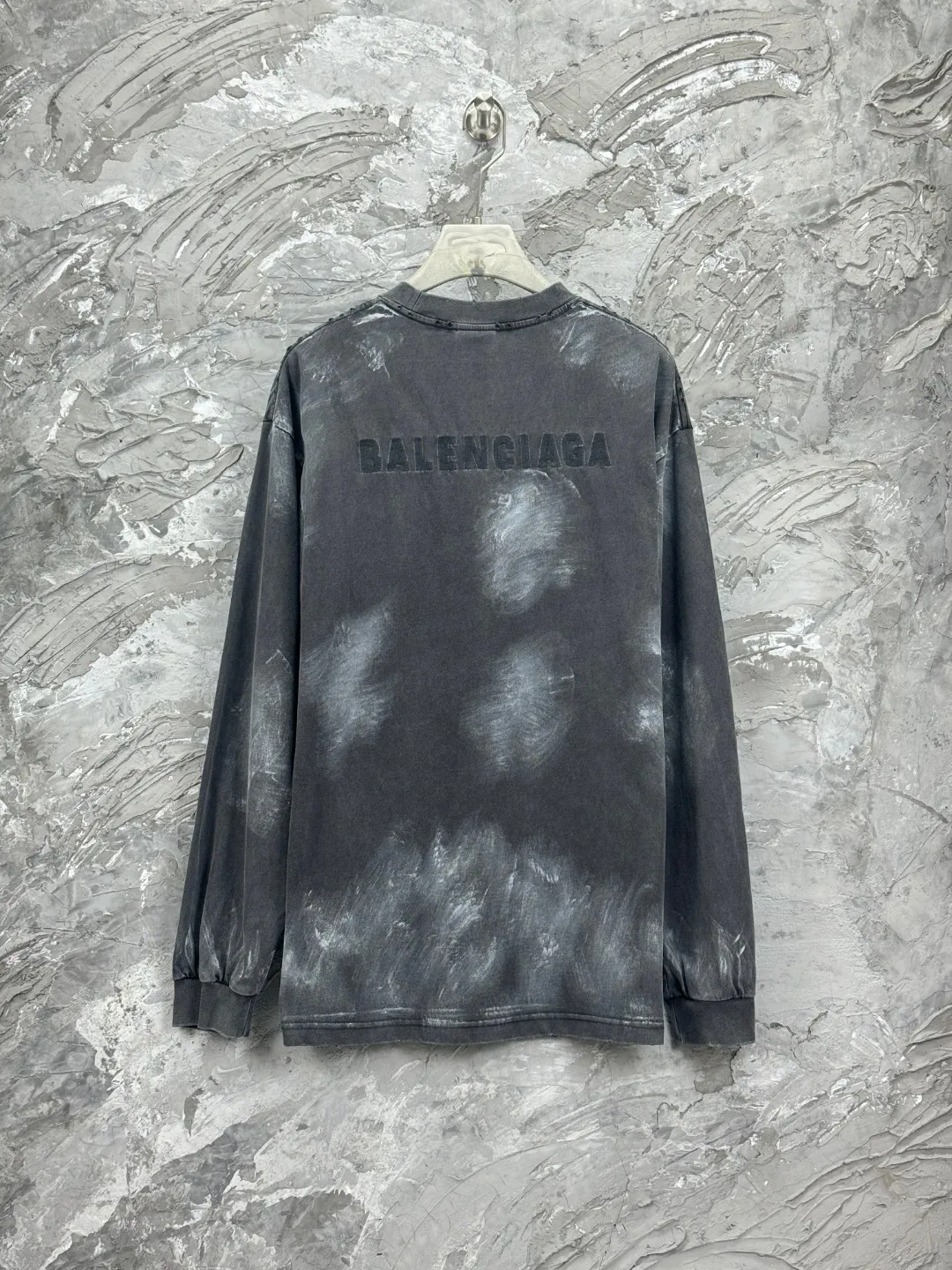 🅿️280 BALENCI*GA Paris hand-painted graffiti washed long-sleeved T-shirt. The front and back panels are embroidered with imported Tajima machines. The effect is three-dimensional. Hand-made graffiti. The hand-made master positions and wears the old. Overweight craftsmanship. Restore the brick cabinet. Exclusively pattern-woven and dyed 280g fabric. Threads are dyed in the same vat with zero color difference. The version adopts OS loose shoulder-drop version. Welcome to compare. Same style for men and women -Color: black gray -SIZE: Xs S M L style number 8643#