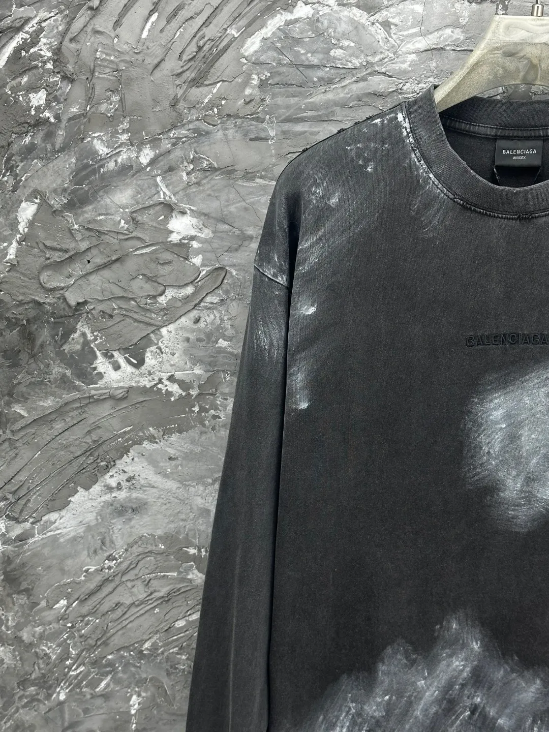 🅿️280 BALENCI*GA Paris hand-painted graffiti washed long-sleeved T-shirt. The front and back panels are embroidered with imported Tajima machines. The effect is three-dimensional. Hand-made graffiti. The hand-made master positions and wears the old. Overweight craftsmanship. Restore the brick cabinet. Exclusively pattern-woven and dyed 280g fabric. Threads are dyed in the same vat with zero color difference. The version adopts OS loose shoulder-drop version. Welcome to compare. Same style for men and women -Color: black gray -SIZE: Xs S M L style number 8643#