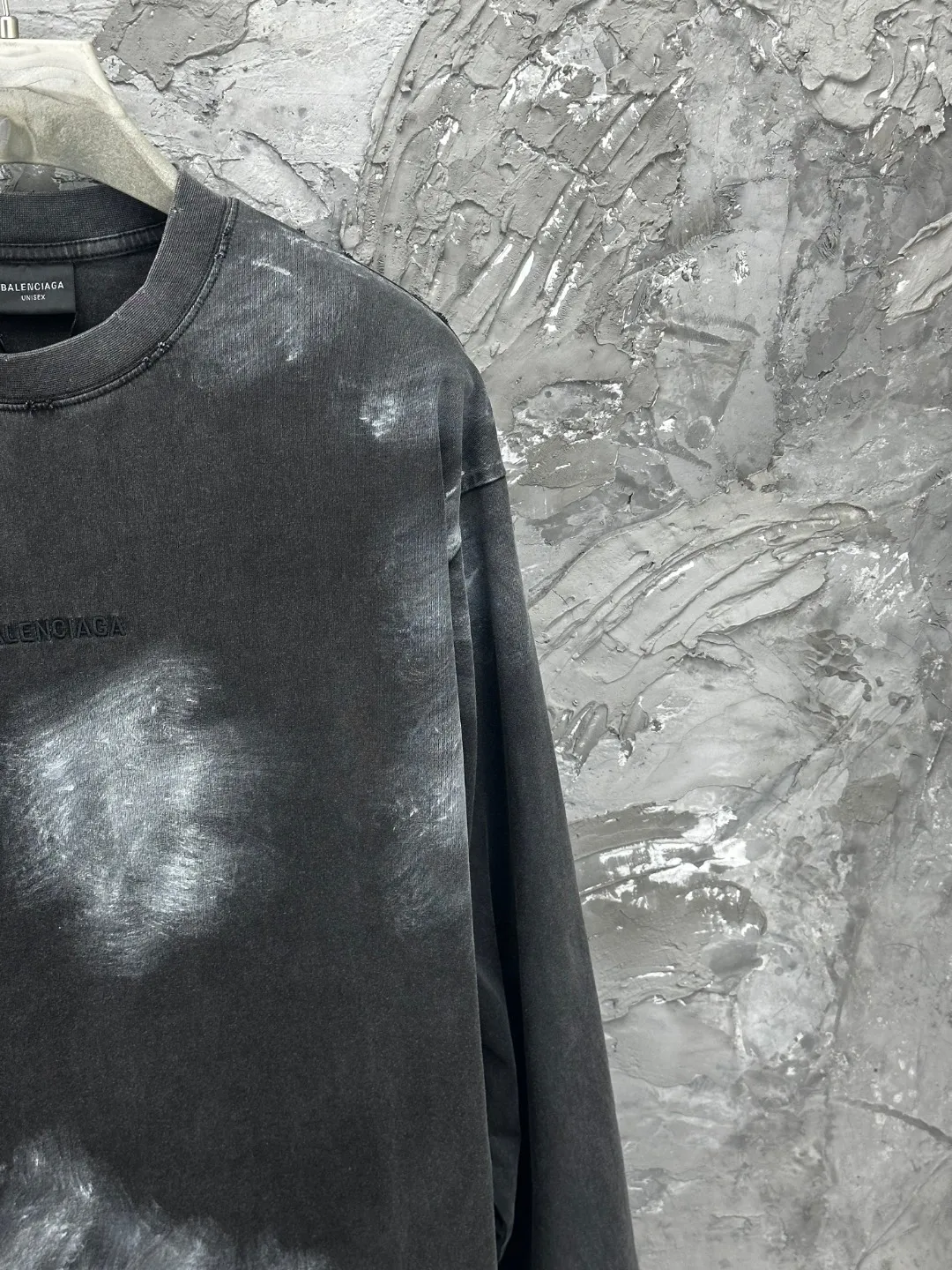 🅿️280 BALENCI*GA Paris hand-painted graffiti washed long-sleeved T-shirt. The front and back panels are embroidered with imported Tajima machines. The effect is three-dimensional. Hand-made graffiti. The hand-made master positions and wears the old. Overweight craftsmanship. Restore the brick cabinet. Exclusively pattern-woven and dyed 280g fabric. Threads are dyed in the same vat with zero color difference. The version adopts OS loose shoulder-drop version. Welcome to compare. Same style for men and women -Color: black gray -SIZE: Xs S M L style number 8643#