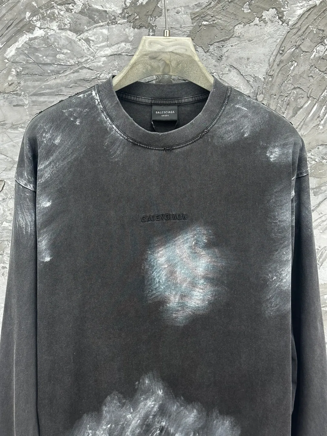 🅿️280 BALENCI*GA Paris hand-painted graffiti washed long-sleeved T-shirt. The front and back panels are embroidered with imported Tajima machines. The effect is three-dimensional. Hand-made graffiti. The hand-made master positions and wears the old. Overweight craftsmanship. Restore the brick cabinet. Exclusively pattern-woven and dyed 280g fabric. Threads are dyed in the same vat with zero color difference. The version adopts OS loose shoulder-drop version. Welcome to compare. Same style for men and women -Color: black gray -SIZE: Xs S M L style number 8643#