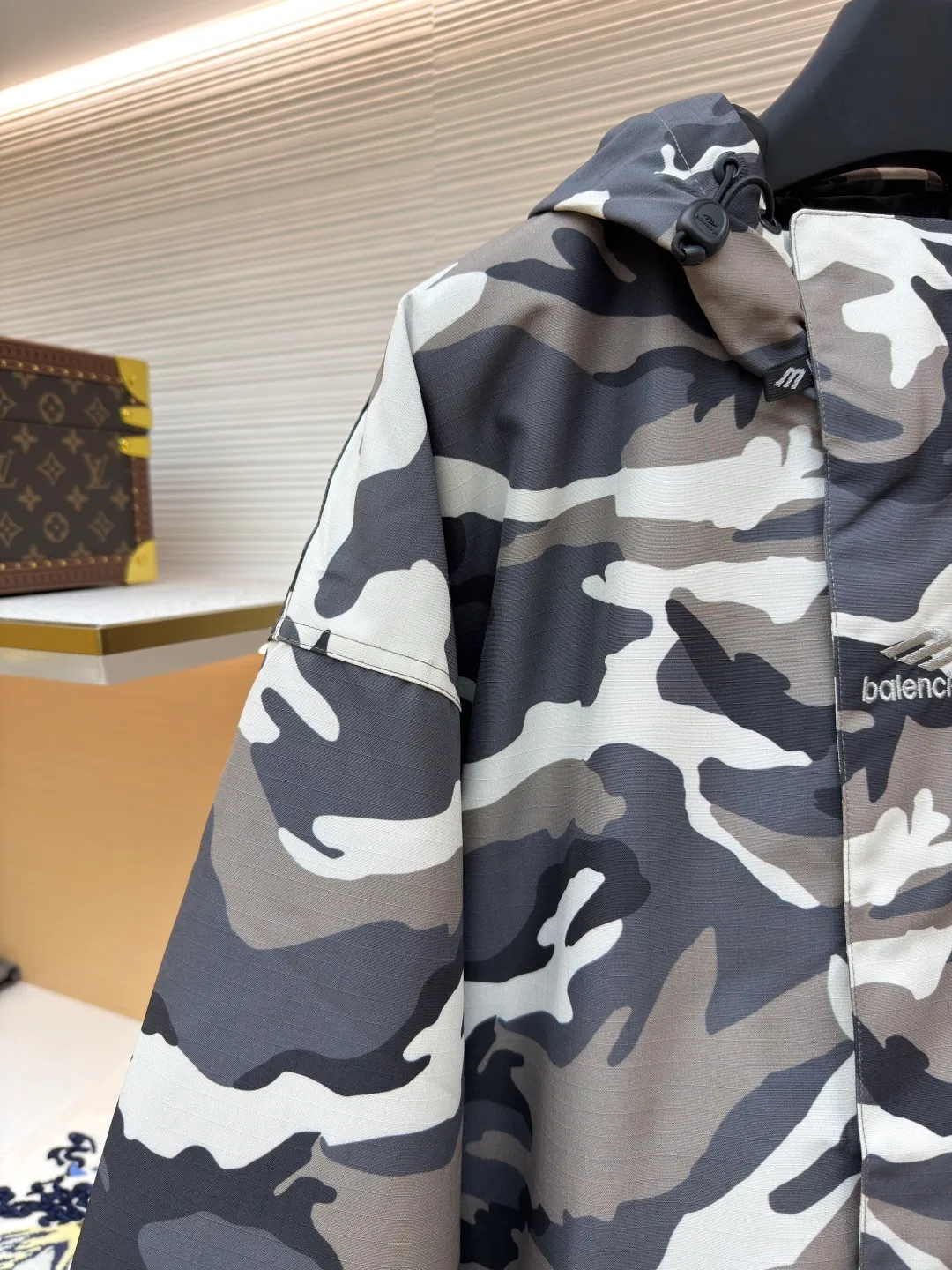 Balenciaga Camouflage Ski Series·Flight Jacket ●Original version: Purchased and developed by 22527 ●Item number: 1681684-E85 ●Fabric: Technical waterproof fabric ●Technology: Positioning cutting machine production ●Color: Gray ●Version: Loose version ●Weight: about 1485 grams ●Size: XS-S-M-L ●Description: The fabric uses advanced waterproof technology to effectively resist moisture penetration. The outer layer is equipped with camouflage pattern design. By utilizing the tight weaving of microfiber and adding a waterproof coating inside the fabric, the inner and outer double-layer waterproof and windproof functions are achieved. The interweaving method and density of the fabric's 7*8 plaid warp and weft yarns are precisely controlled to form a specific plaid pattern; to ensure the uniformity and stability of the fabric. The surface forms an obvious concave and convex texture, thereby enhancing the three-dimensional sense of the fabric. The plaid design not only makes the fabric more visually beautiful, but also enhances the structural stability and durability of the fabric. This fabric is a special structural material used to prevent ice and snow from accumulating and penetrating. It has excellent elasticity to ensure a tight fit and prevent ice and snow from penetrating. The material has been specially treated to have excellent wear resistance and can resist scratches and wear from sharp objects such as ice, snow, rocks, etc. The overall wiring is straight and delicate, the fabric is comfortable and soft, and the color is consistent without color difference. It can be matched with the same style to create a fashionable look and control various occasions. Customized accessories, complete with three standards, same style for men and women!