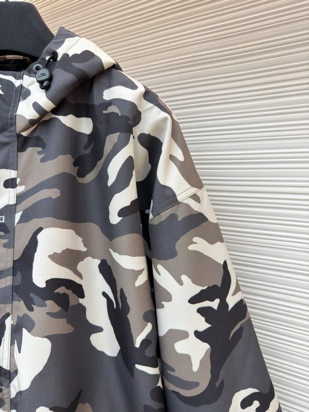 Balenciaga Camouflage Ski Series·Flight Jacket ●Original version: Purchased and developed by 22527 ●Item number: 1681684-E85 ●Fabric: Technical waterproof fabric ●Technology: Positioning cutting machine production ●Color: Gray ●Version: Loose version ●Weight: about 1485 grams ●Size: XS-S-M-L ●Description: The fabric uses advanced waterproof technology to effectively resist moisture penetration. The outer layer is equipped with camouflage pattern design. By utilizing the tight weaving of microfiber and adding a waterproof coating inside the fabric, the inner and outer double-layer waterproof and windproof functions are achieved. The interweaving method and density of the fabric's 7*8 plaid warp and weft yarns are precisely controlled to form a specific plaid pattern; to ensure the uniformity and stability of the fabric. The surface forms an obvious concave and convex texture, thereby enhancing the three-dimensional sense of the fabric. The plaid design not only makes the fabric more visually beautiful, but also enhances the structural stability and durability of the fabric. This fabric is a special structural material used to prevent ice and snow from accumulating and penetrating. It has excellent elasticity to ensure a tight fit and prevent ice and snow from penetrating. The material has been specially treated to have excellent wear resistance and can resist scratches and wear from sharp objects such as ice, snow, rocks, etc. The overall wiring is straight and delicate, the fabric is comfortable and soft, and the color is consistent without color difference. It can be matched with the same style to create a fashionable look and control various occasions. Customized accessories, complete with three standards, same style for men and women!