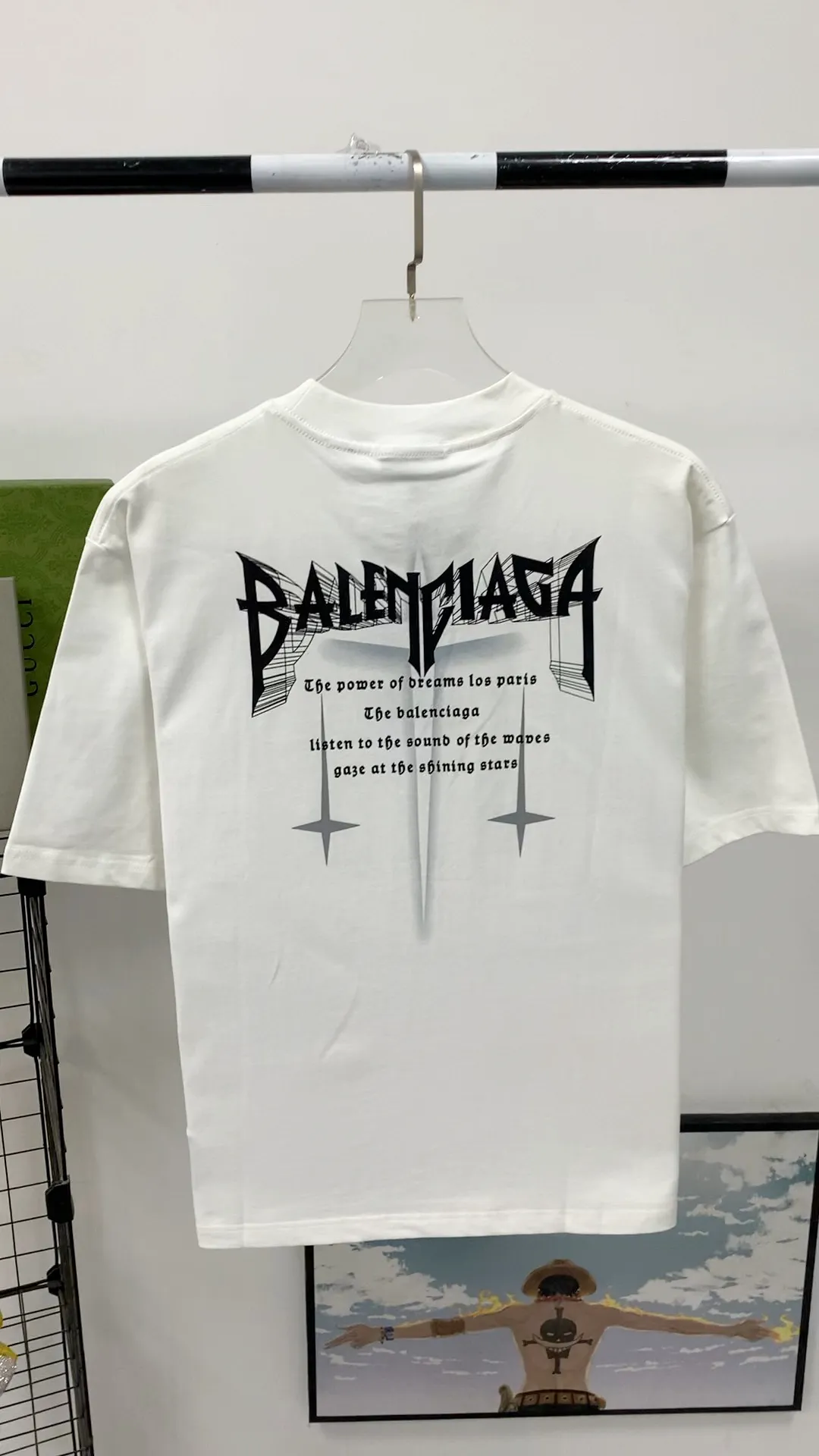 Real shot video on the back - Top tested version Balenciaga 23SS new 3D lettered cotton short-sleeved T-shirt Balenciaga was founded by Cristobal Balenciaga, a great genius designer known as the representative of the 20th century. For more than half a century since the brand was founded, Balenciaga has been famous for its fashionable elegance in the fashion industry. You can find any of your favorite logos on the front and back of this piece, Ness.  The front and rear printing uses low-coverage screen printing technology, and the glue is imported. The printing is very delicate, and the scratched out problems are very clear and there are no burrs. The fabric is made of 280g double-ply double-yarn pure cotton loose fabric, which is loose and breathable, has good drying effect, full drape and skin toning. Three-dimensional drawing technology + dot gradient printing, oversize dropped shoulders and large version, easy to match, same style for men and women! Color: Black White Size: XS S M L P: 260