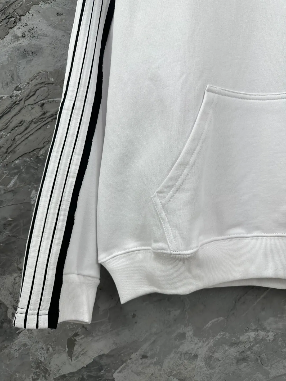 🅿️400 BALENCI*GA Paris shoulder sleeves and salad terms hooded sweatshirt. The front embroidery uses an imported Tajima embroidery machine. Double shoulder sleeves are color-blocked and tied. Customized matching hardware. The letters are clear. The effect is three-dimensional. Exclusively pattern-woven and dyed 460g fabric. Threads are dyed in the same cylinder with zero color difference. Brick cabinet synchronization. Welcome to compare. Same style for men and women -Color: black white -SIZE: Xs S M L Style number 8987#