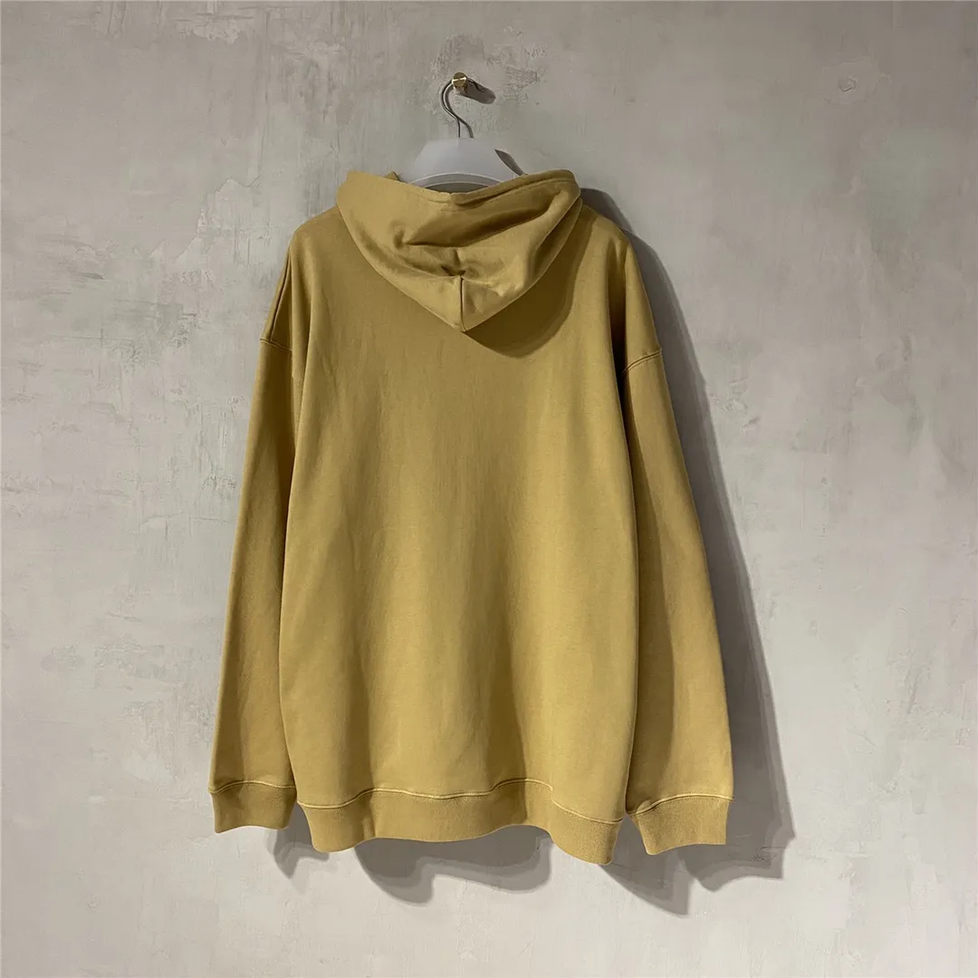 The top tested version of Balenciaga's classic wheat ear hooded sweatshirt is made of 480g pure cotton double-yarn terry fabric, which is thick and textured. High-density knitting technology makes it firm and elastic, with high suppleness and skin-friendliness. It feels soft and delicate, does not shrink or deform, and has a crisp and stylish upper body. It is different from the cheap soft sofa fabrics with low weight and low count on the market.  Ultra-high-level workmanship, every detail shows a sense of luxury, and the original three-dimensional cutting process creates a perfect fit. The OS loose shoulder style accommodates all body types. It is a truly versatile style that looks slim and good-looking for both men and women.  The brushed classic wheat ear letter print has high fastness and will not crack or fall off. The classic pattern will never go out of style. Multiple colors are available, and every color is beautiful!  Color: Khaki Size: XS-L P:420