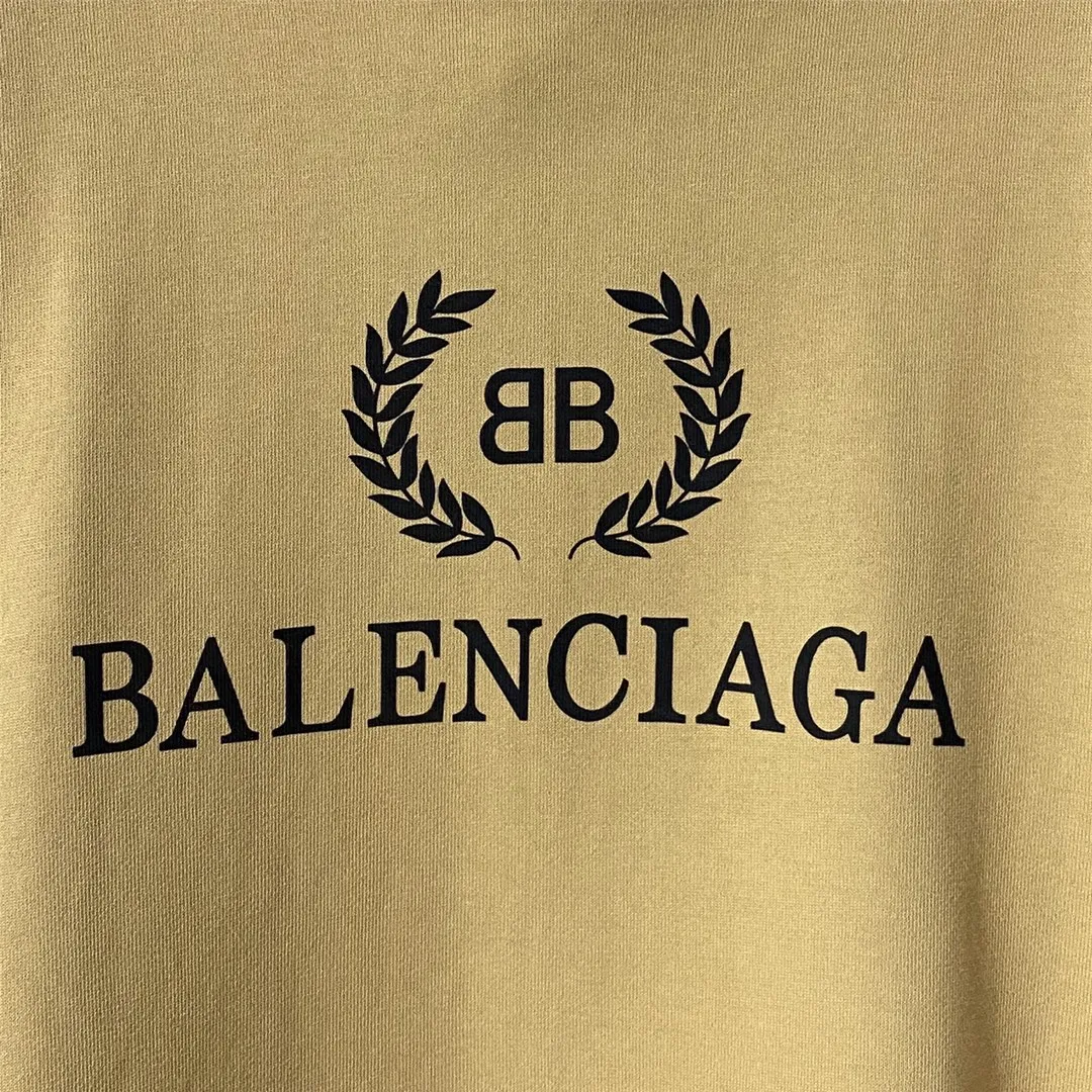 The top tested version of Balenciaga's classic wheat ear hooded sweatshirt is made of 480g pure cotton double-yarn terry fabric, which is thick and textured. High-density knitting technology makes it firm and elastic, with high suppleness and skin-friendliness. It feels soft and delicate, does not shrink or deform, and has a crisp and stylish upper body. It is different from the cheap soft sofa fabrics with low weight and low count on the market.  Ultra-high-level workmanship, every detail shows a sense of luxury, and the original three-dimensional cutting process creates a perfect fit. The OS loose shoulder style accommodates all body types. It is a truly versatile style that looks slim and good-looking for both men and women.  The brushed classic wheat ear letter print has high fastness and will not crack or fall off. The classic pattern will never go out of style. Multiple colors are available, and every color is beautiful!  Color: Khaki Size: XS-L P:420